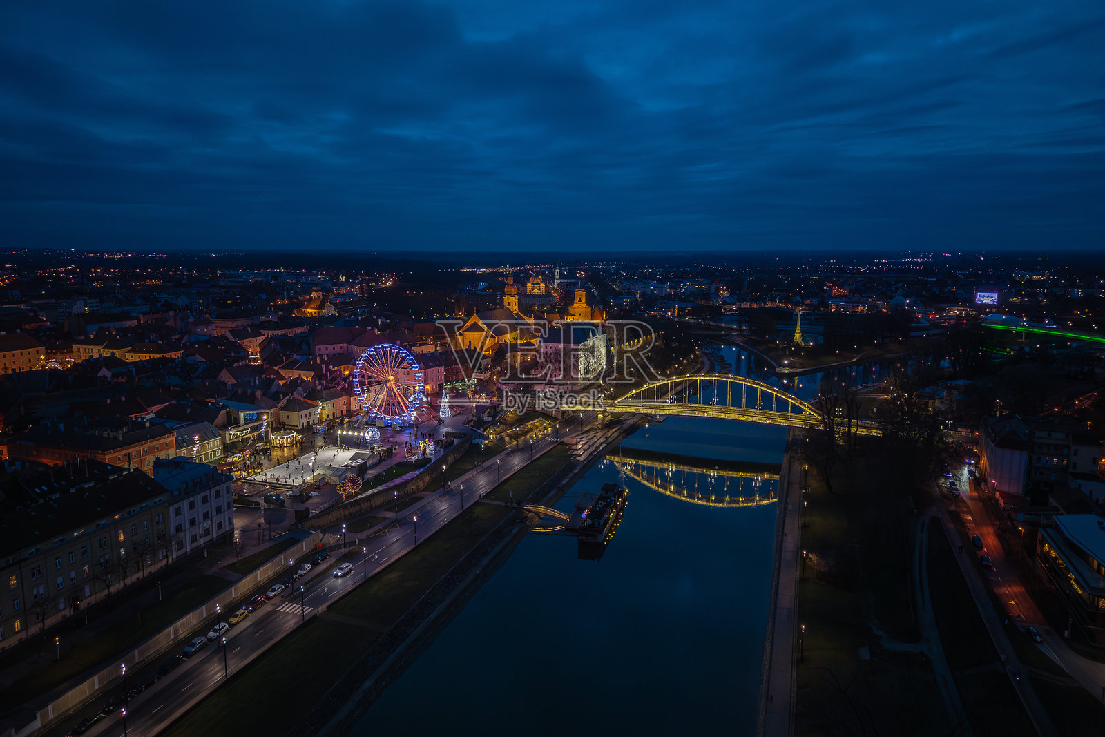 夜间城市景观，包含河流、桥梁和摩天轮照片摄影图片