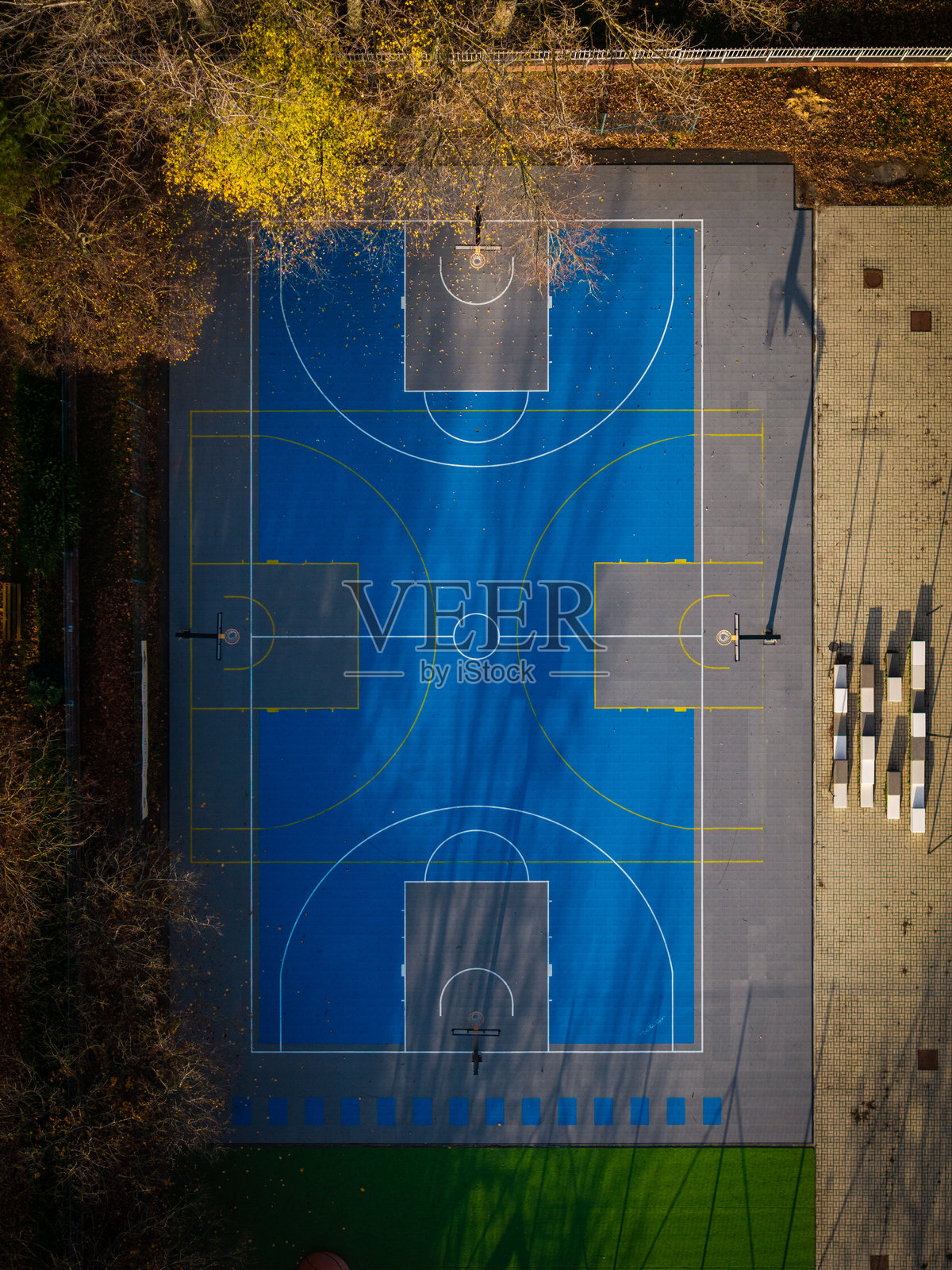 俯视角度拍摄的户外篮球场体育综合体照片摄影图片