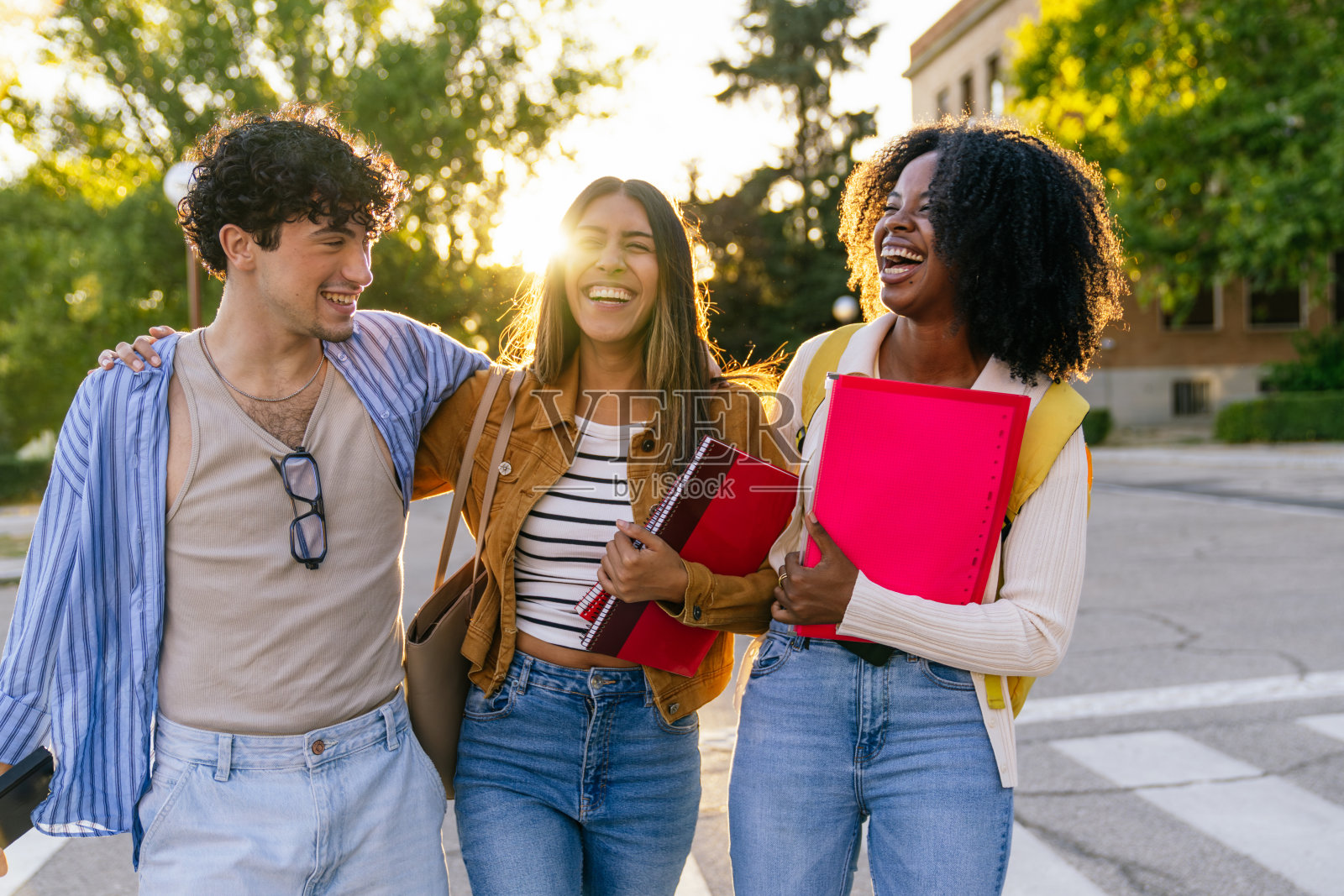 多元化的学生们在大学校园里一起欢笑照片摄影图片