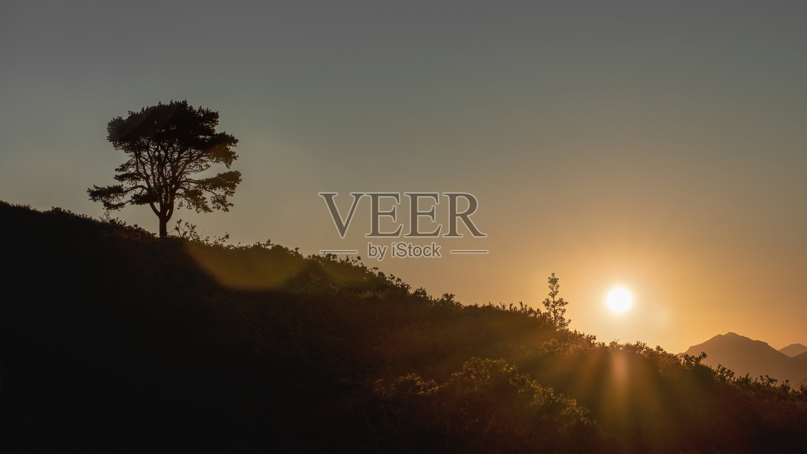 日出时的锡耶拉德尔苏埃韦山脉照片摄影图片