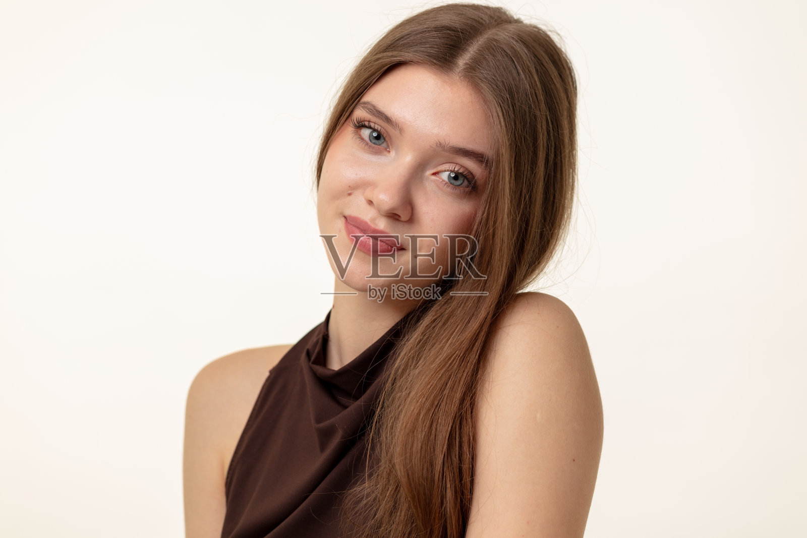 拥有漂亮长棕色头发的美女照片摄影图片