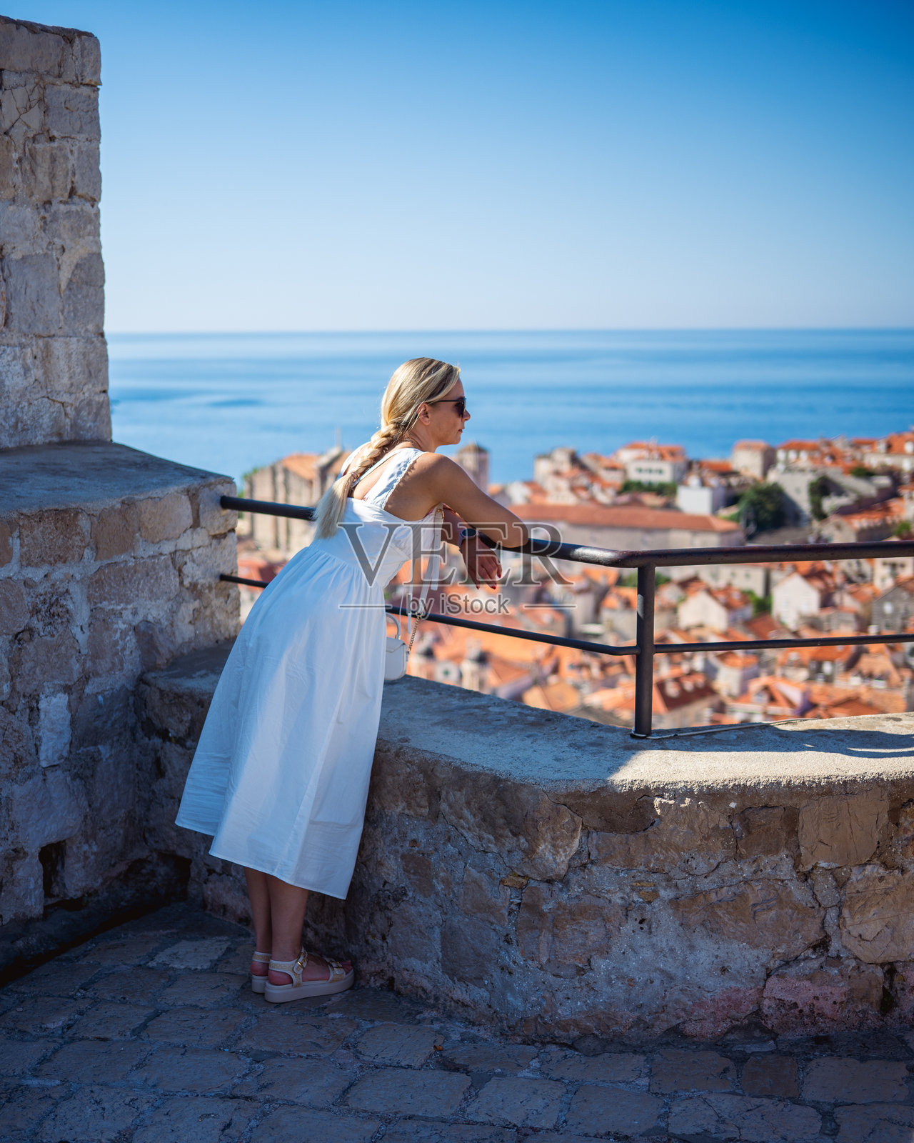 杜布罗夫尼克的女游客照片摄影图片