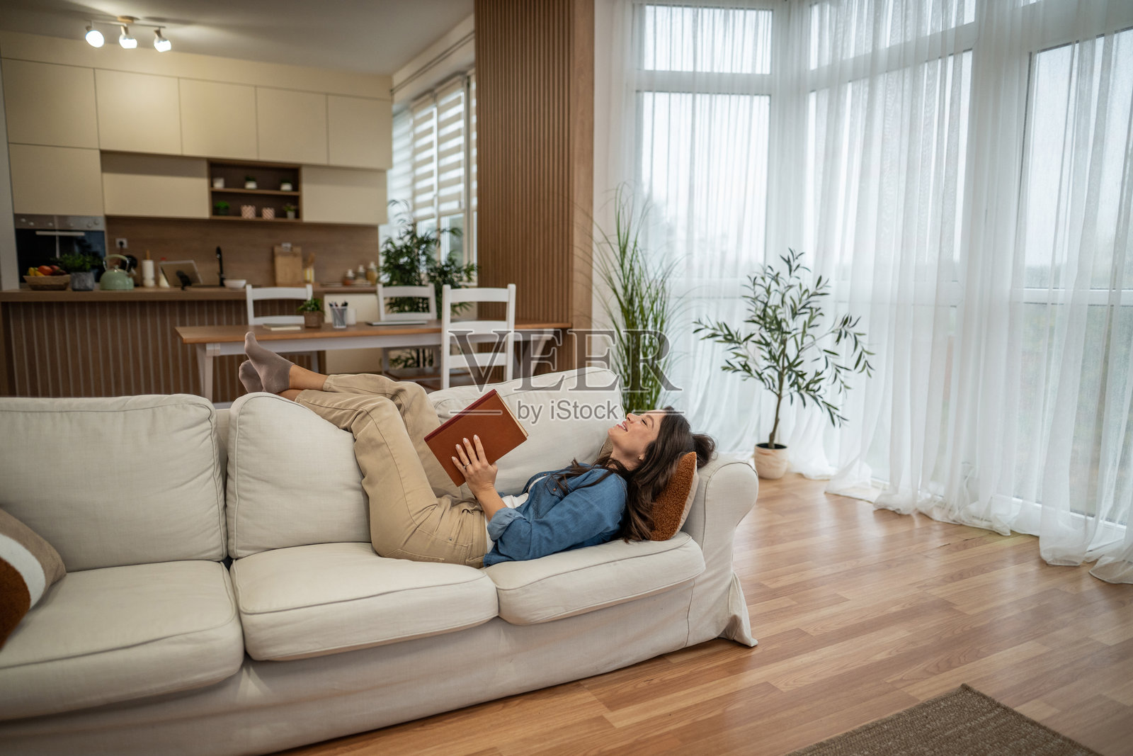 女子在家中沙发上放松阅读照片摄影图片