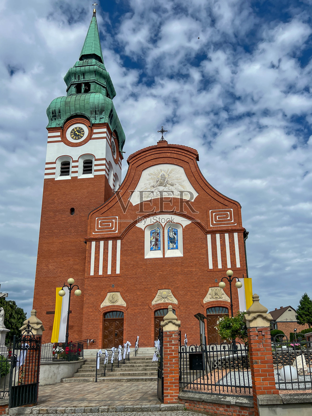 波兰拉齐布日什-布热泽的圣使徒马修和马蒂亚斯教堂照片摄影图片