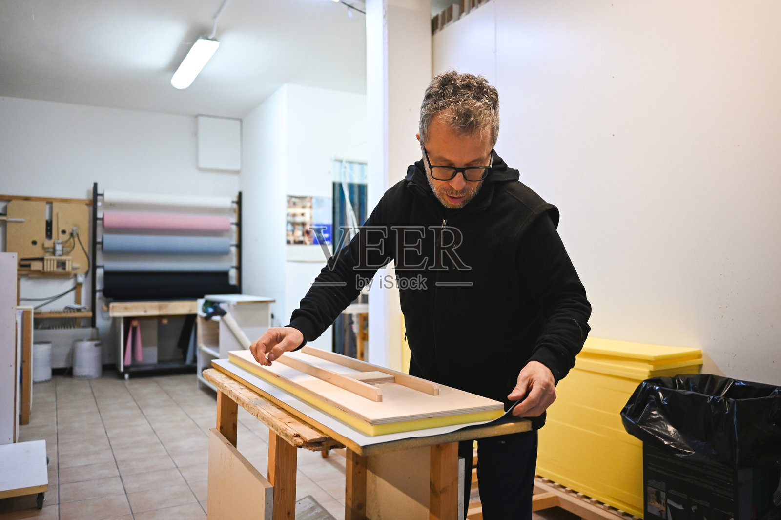 工匠在工作室里制作家具照片摄影图片