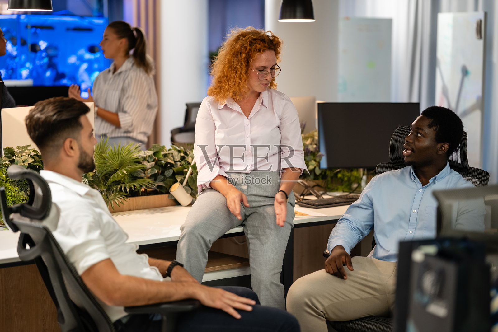 多元化的商务团队在现代办公室进行非正式会议照片摄影图片