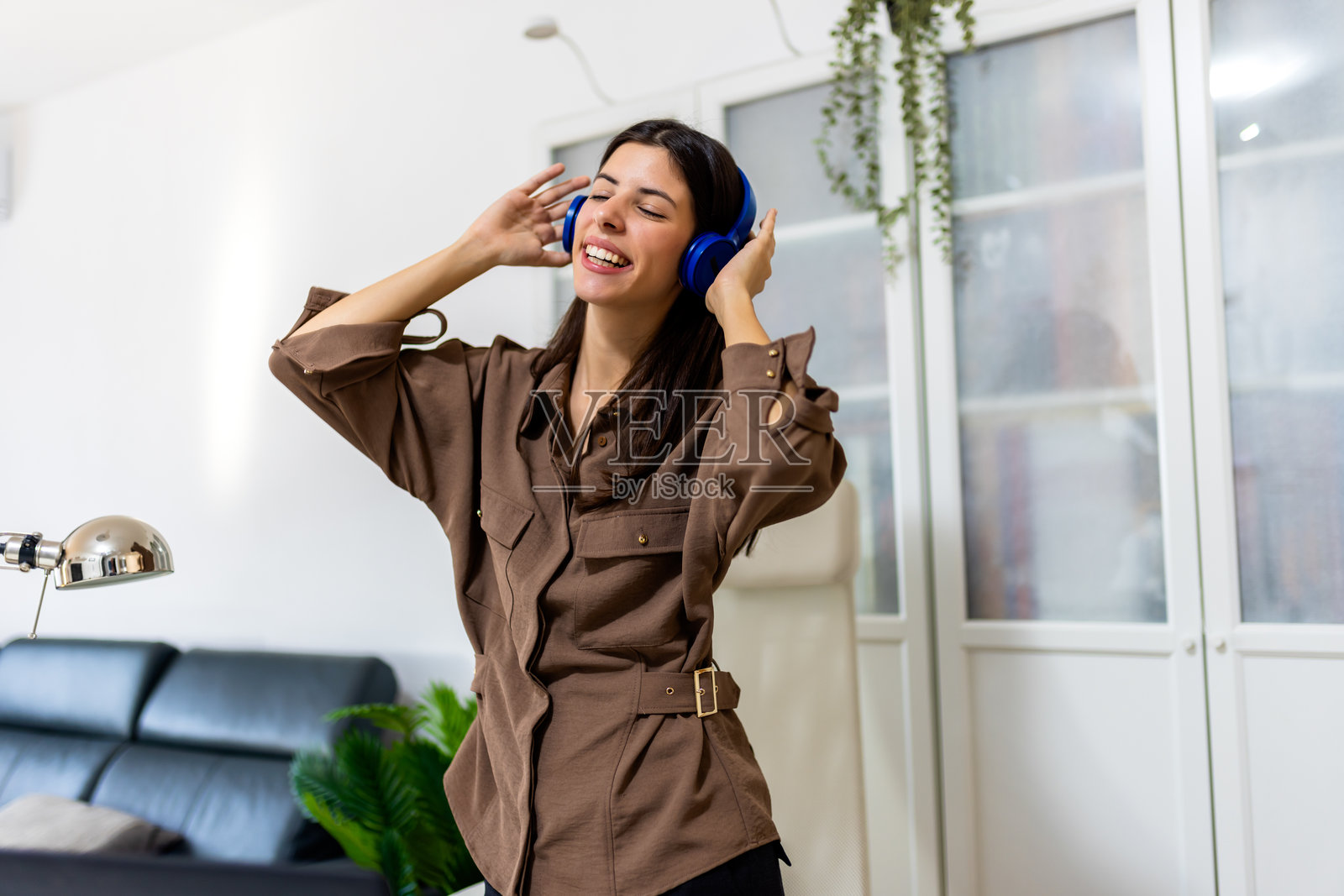 舒适的家庭娱乐，配有耳机和数字乐趣。照片摄影图片