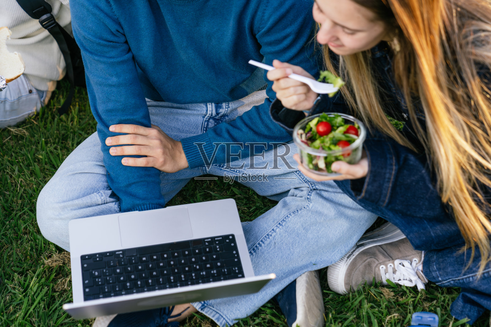 学生在校园里学习，吃着健康的午餐照片摄影图片