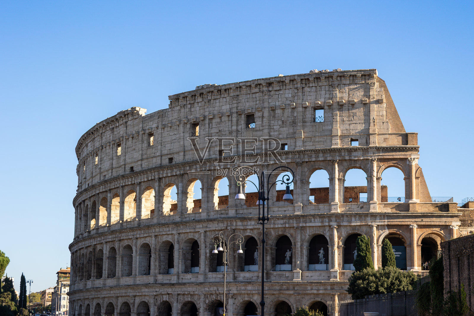 许多游客参观罗马斗兽场，也称为弗拉维圆形剧场，建于罗马帝国时期的一世纪，位于意大利罗马。照片摄影图片