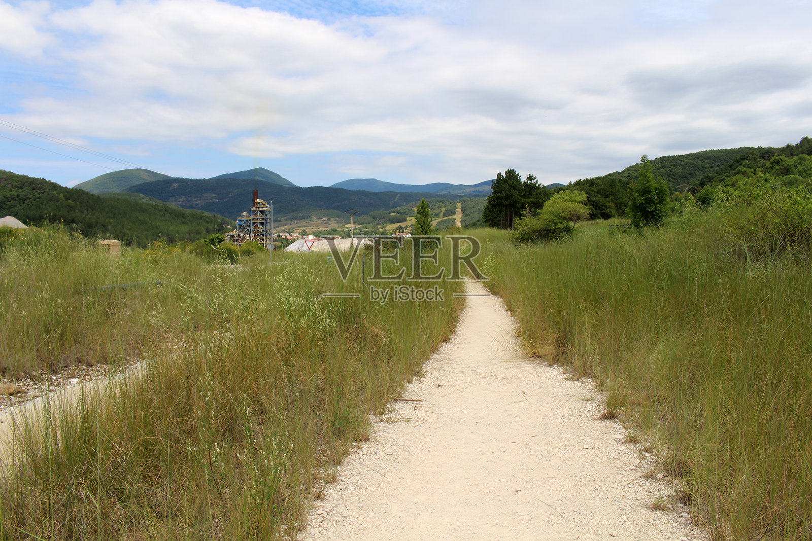 2024年7月，离开纳瓦拉西班牙圣雅各之路上的祖比利后，主干道和土路照片摄影图片