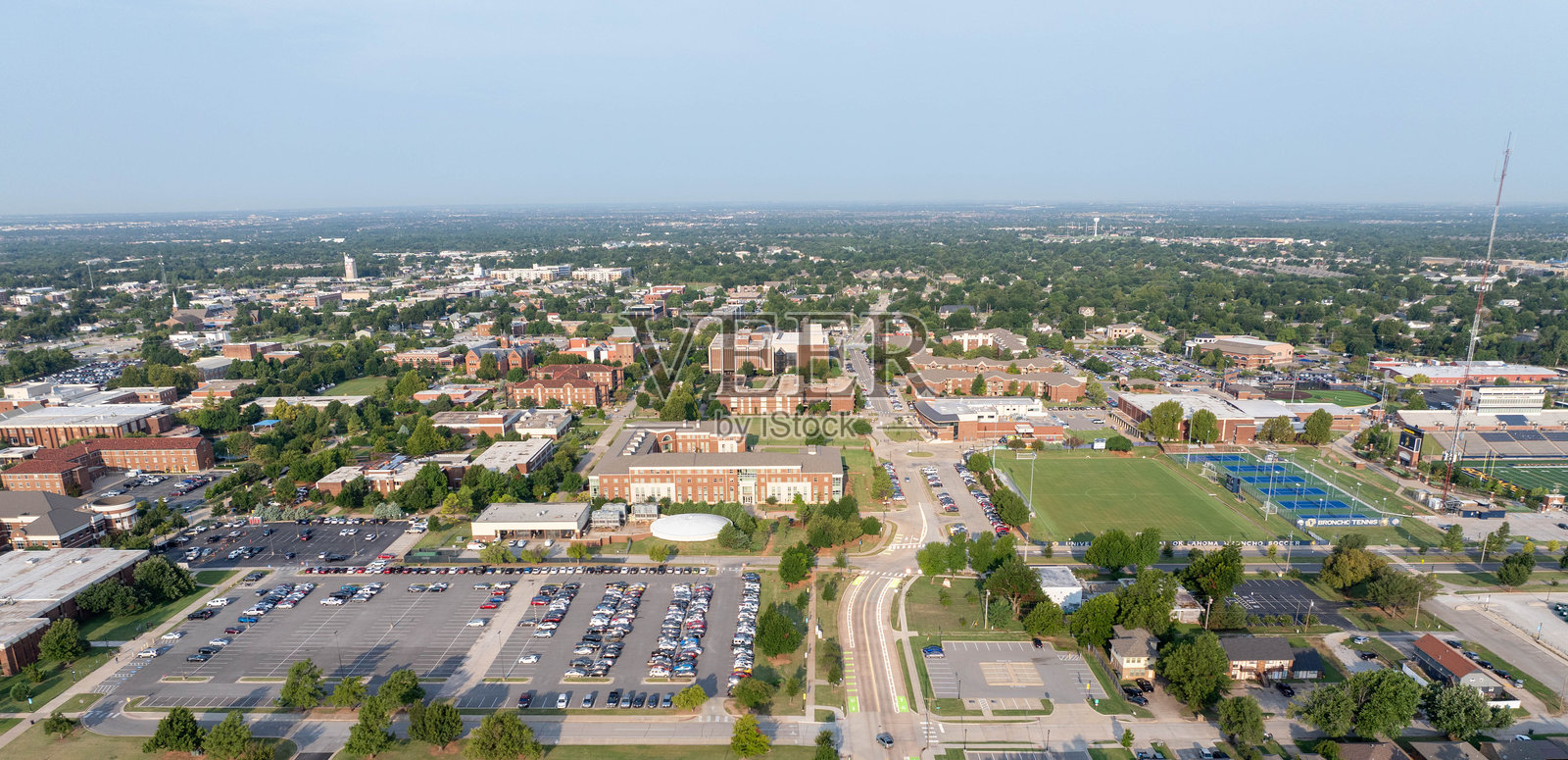 俄克拉荷马大学校园和埃文斯厅的鸟瞰图，位于俄克拉荷马州诺曼市照片摄影图片