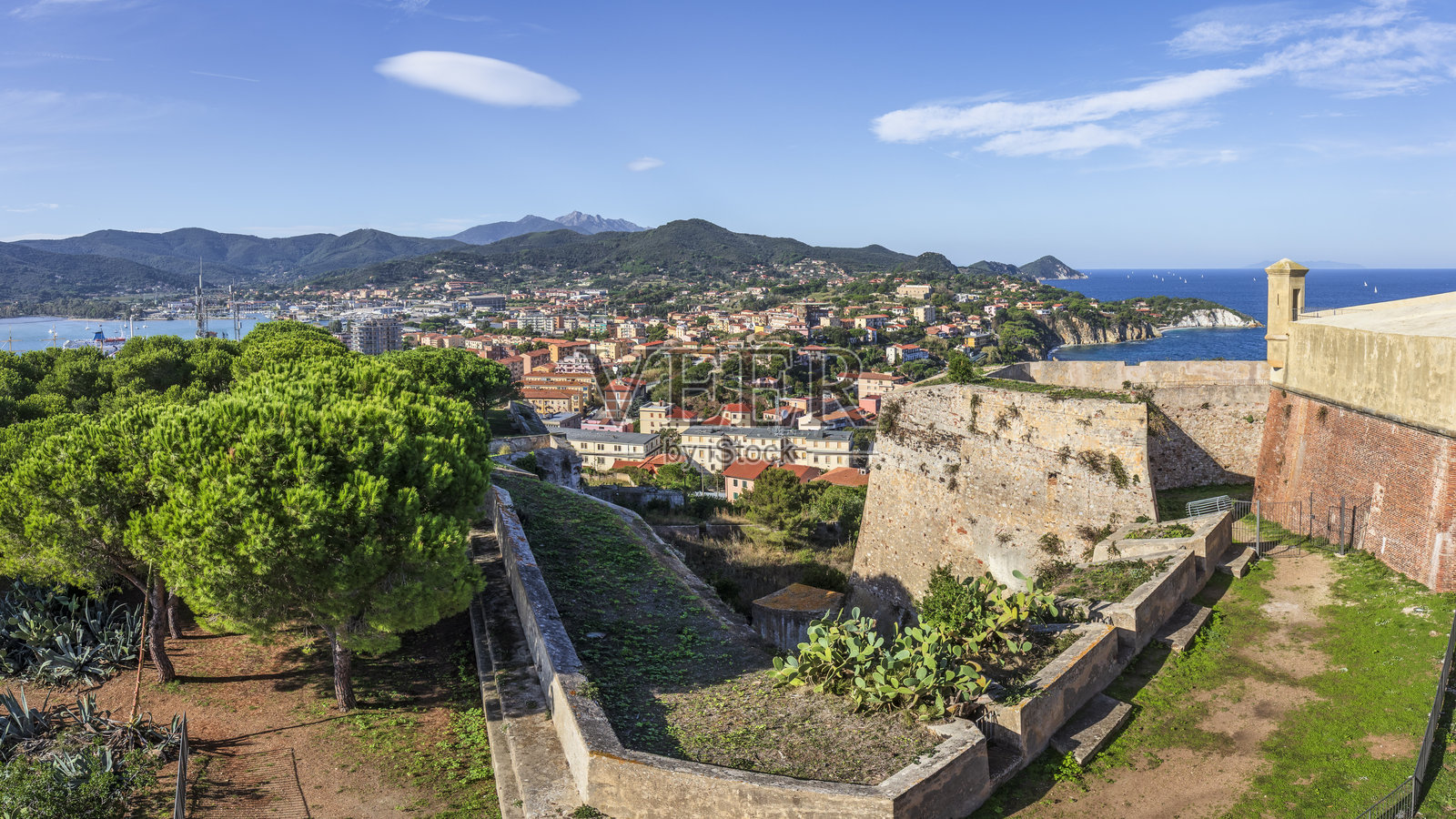 意大利埃尔巴岛，费拉约港，来自法尔科内堡的视野照片摄影图片