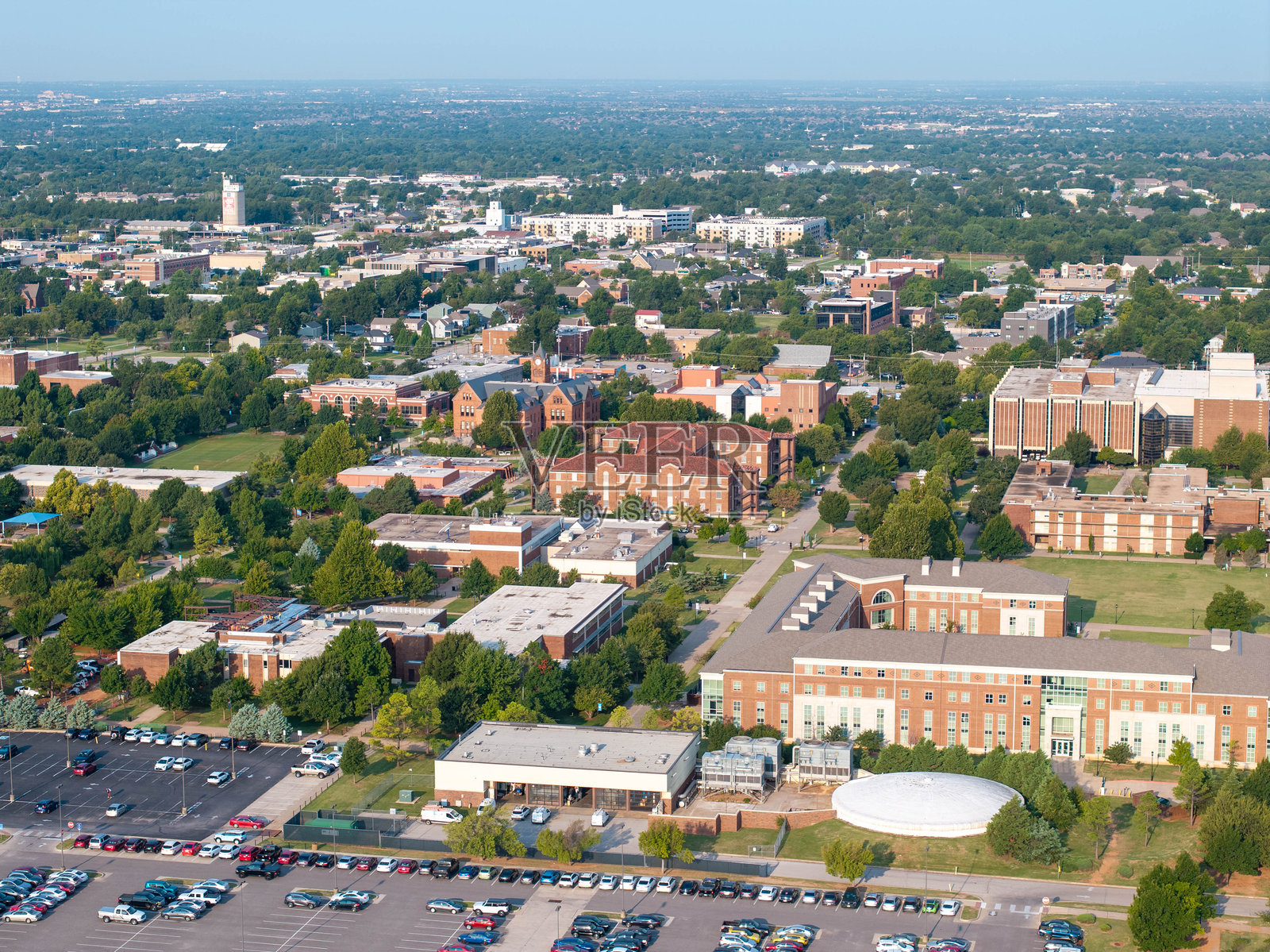 俄克拉荷马大学校园及埃文斯大厅的航拍图，位于俄克拉荷马州诺曼照片摄影图片