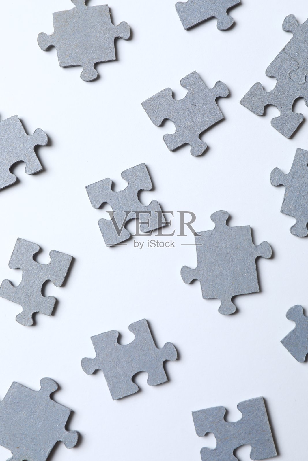 白色背景上散落的拼图碎片俯视图照片摄影图片