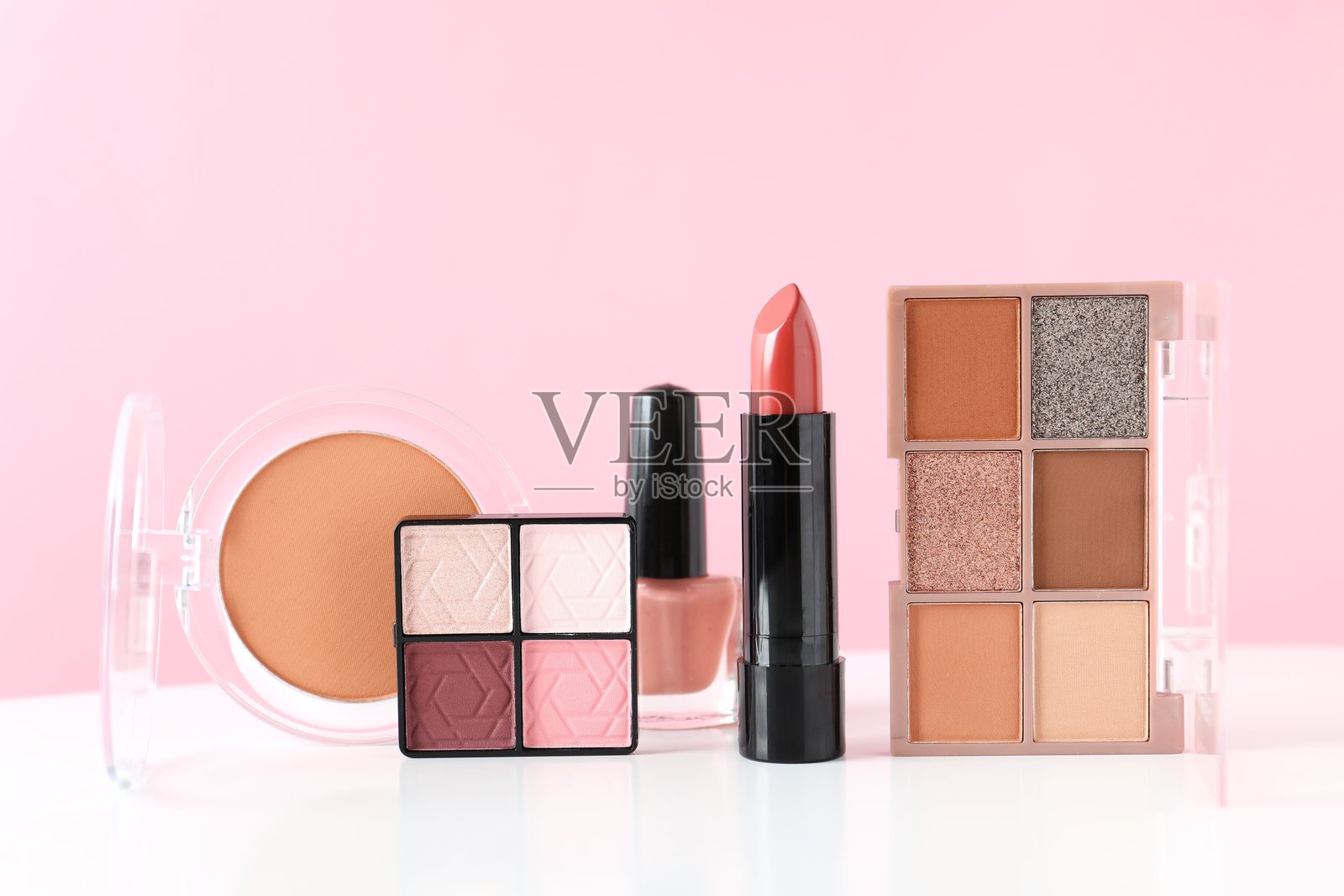 白色桌子上的装饰性化妆品照片摄影图片