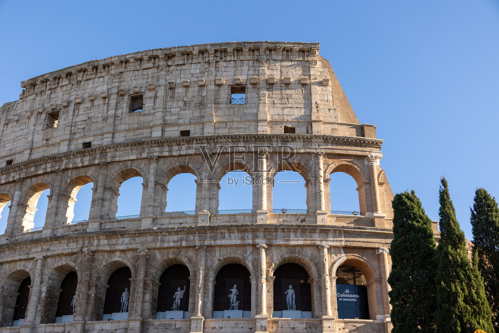 许多游客参观罗马斗兽场，也称为罗马帝国时期的弗拉维圆形剧场，建于公元一世纪，位于意大利罗马。照片摄影图片
