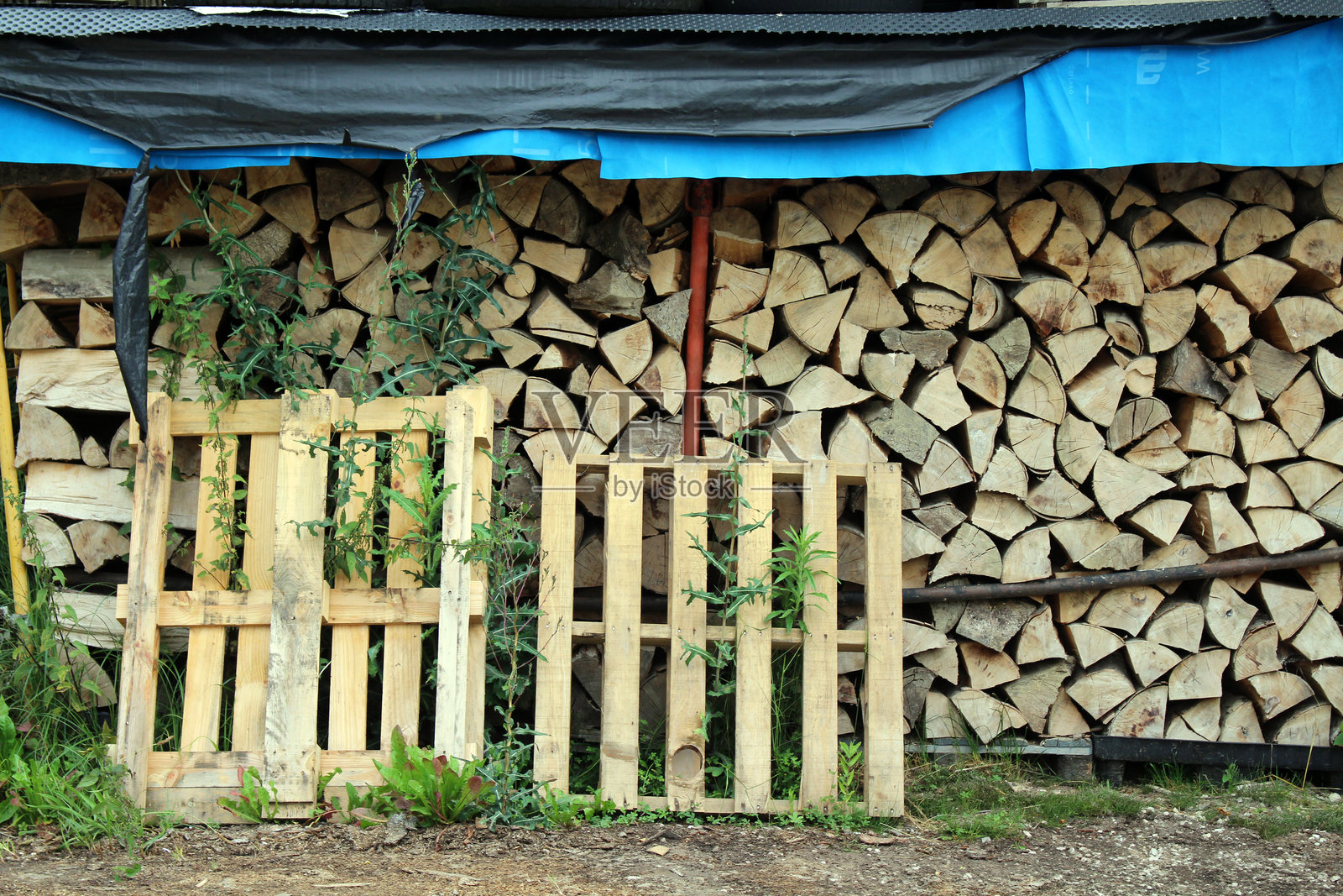 2024年7月，在圣雅各之路沿途的一个乡村小镇，堆放的木柴和旧轮胎存放处。照片摄影图片