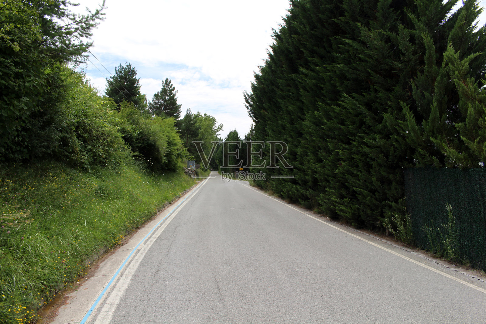 2024年7月，离开纳瓦拉西班牙圣雅各之路上的祖比里后，主干道与土路照片摄影图片