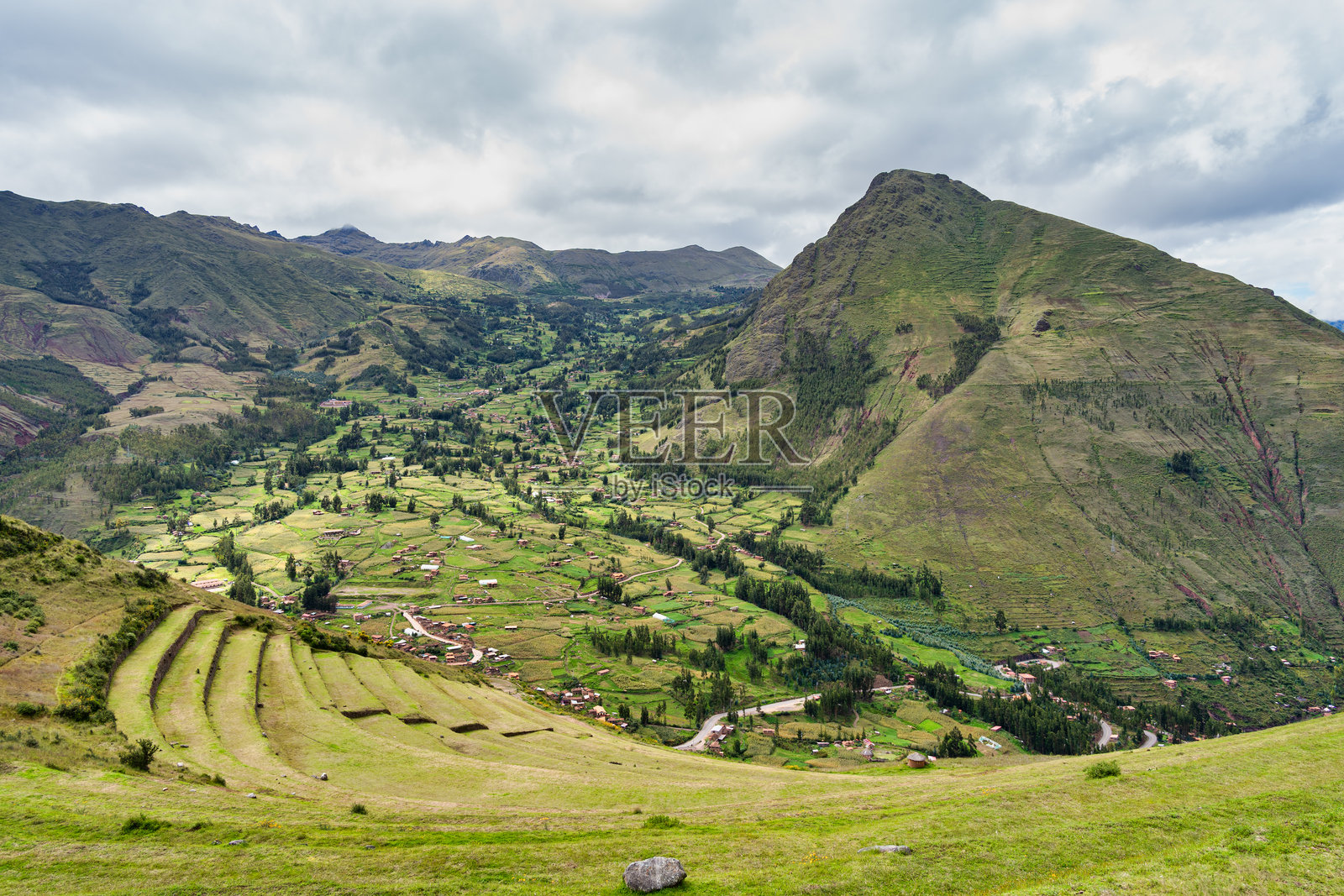 皮萨克古印加遗址陡峭山坡上建造的梯田景观照片摄影图片