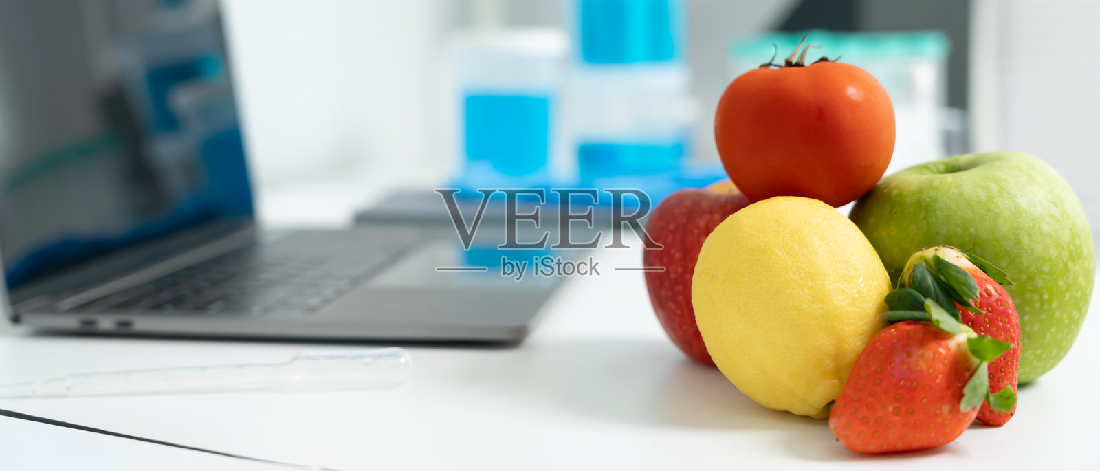 科学家在实验室检查食品化学残留物。质检专家检查蔬菜的质量。实验室、危险品、发现违禁物质、污染、显微镜、微生物学家照片摄影图片