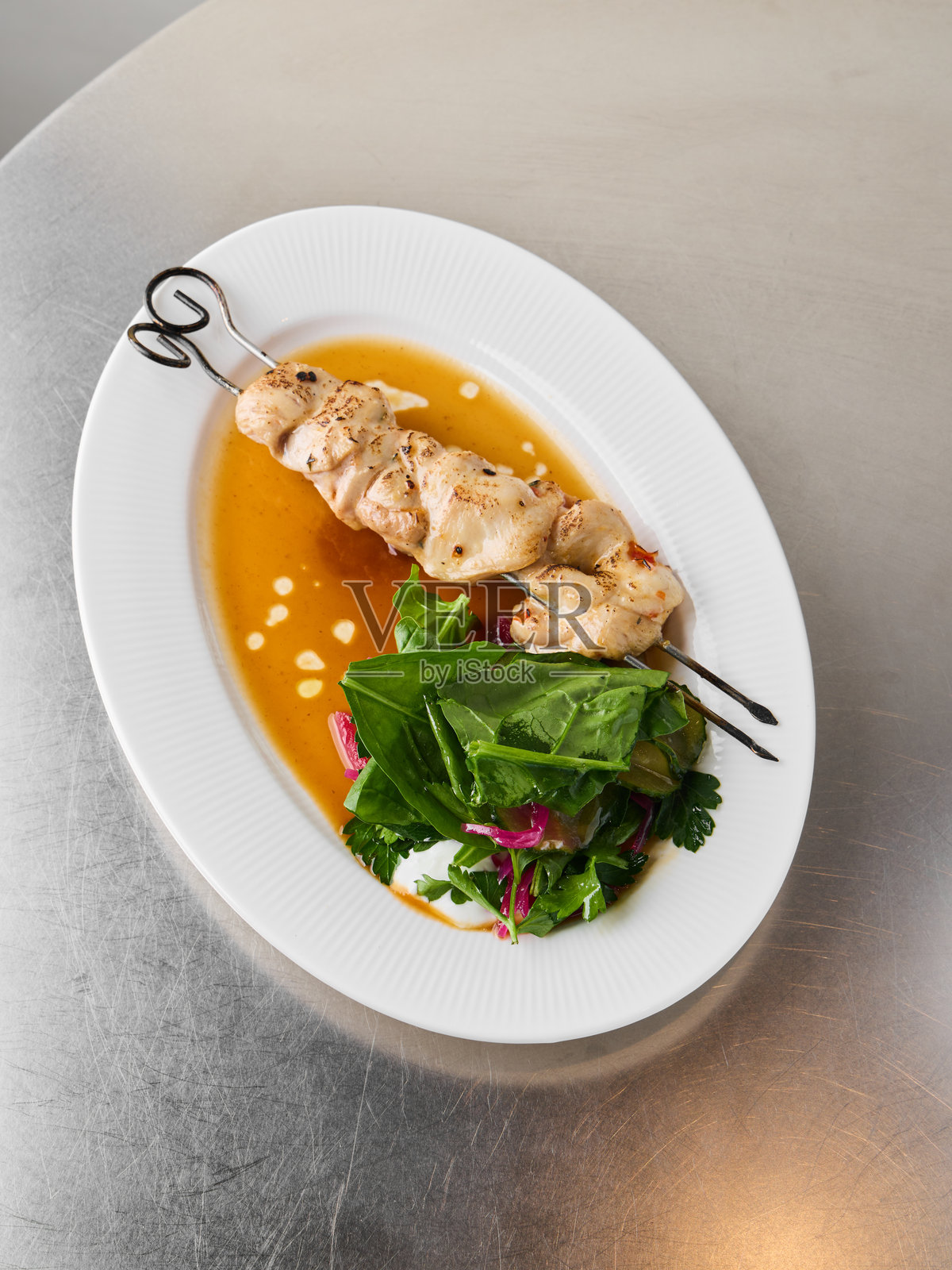 烤鸡搭配鲜亮的绿叶蔬菜和根茎类蔬菜照片摄影图片