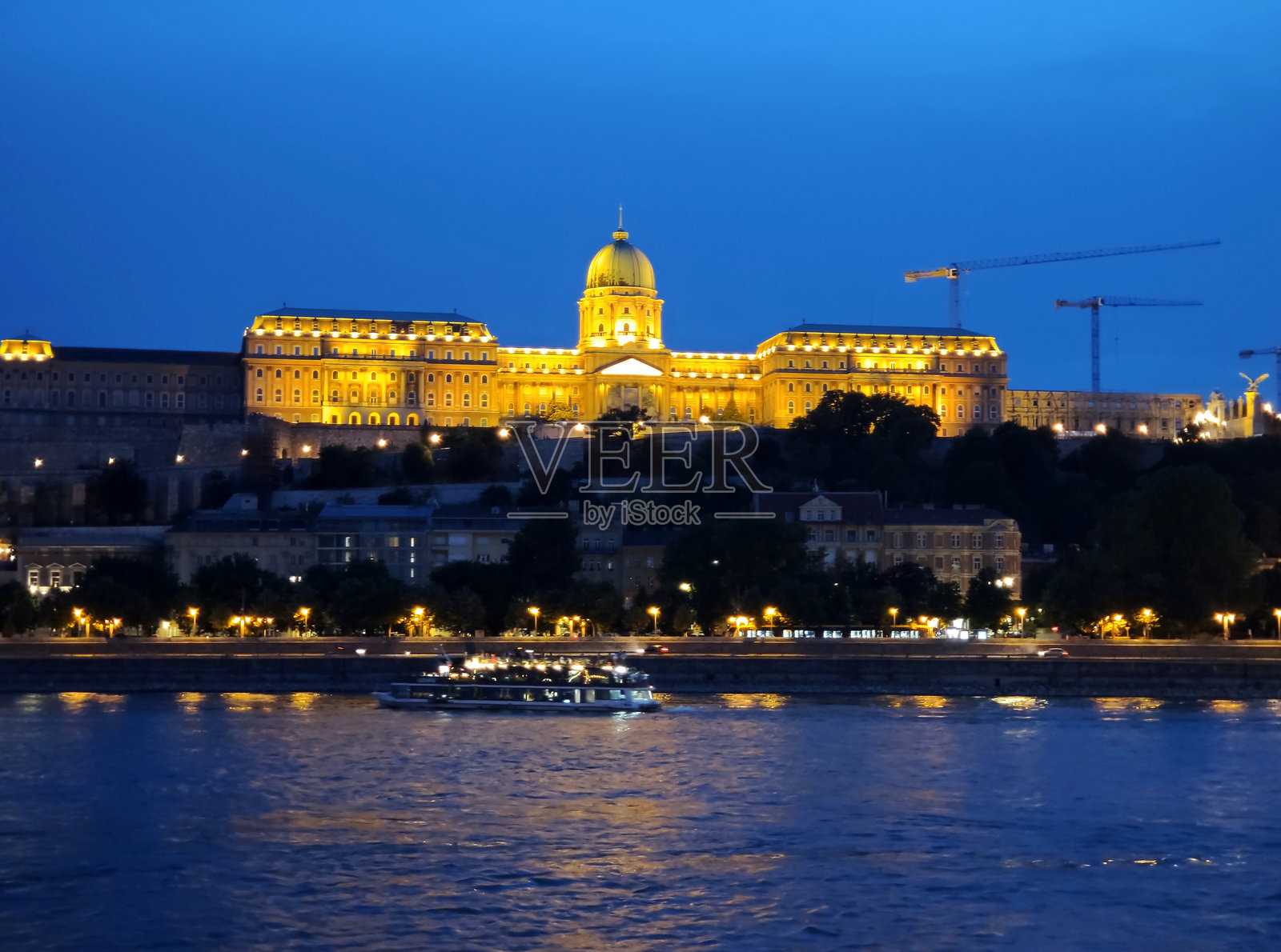 匈牙利布达佩斯夜景中的布达城堡照片摄影图片