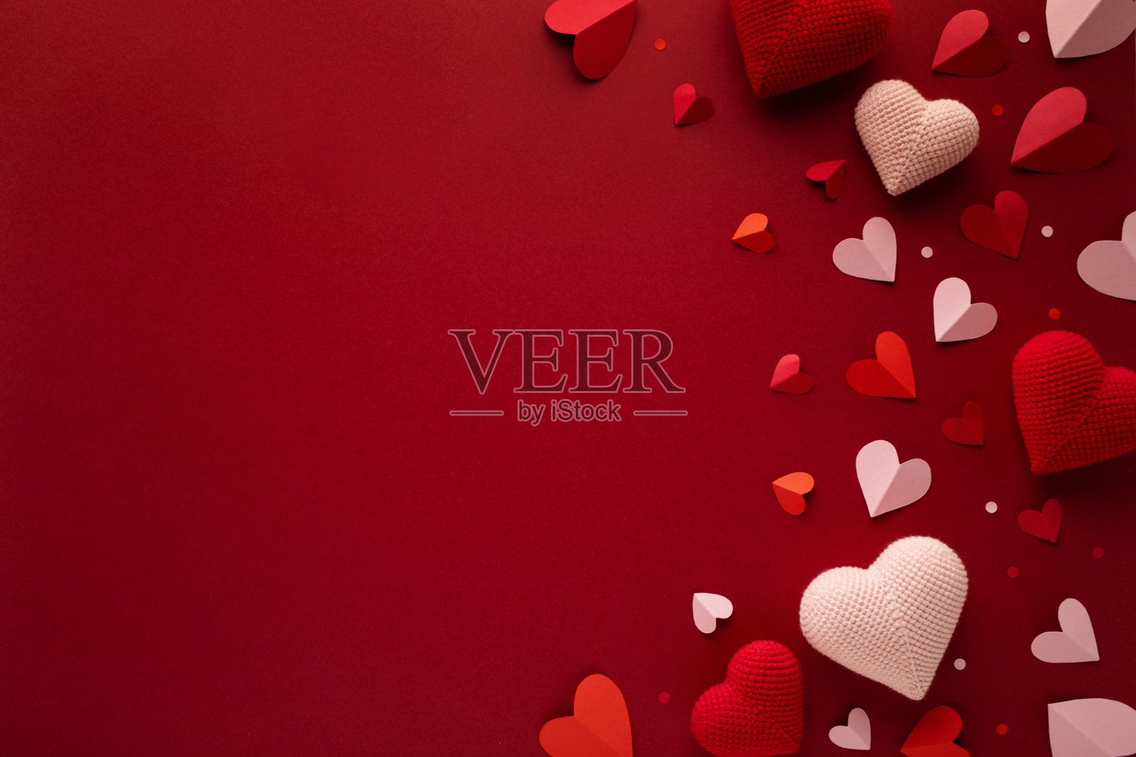 情人节红色背景，俯视角度的爱心照片摄影图片