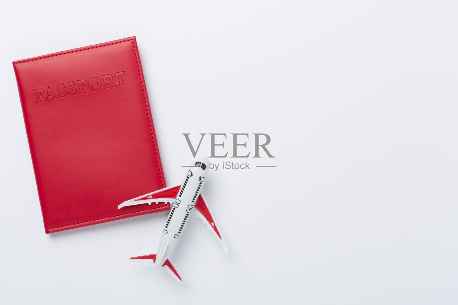 红色的护照和飞机在彩色背景上，俯视图照片摄影图片