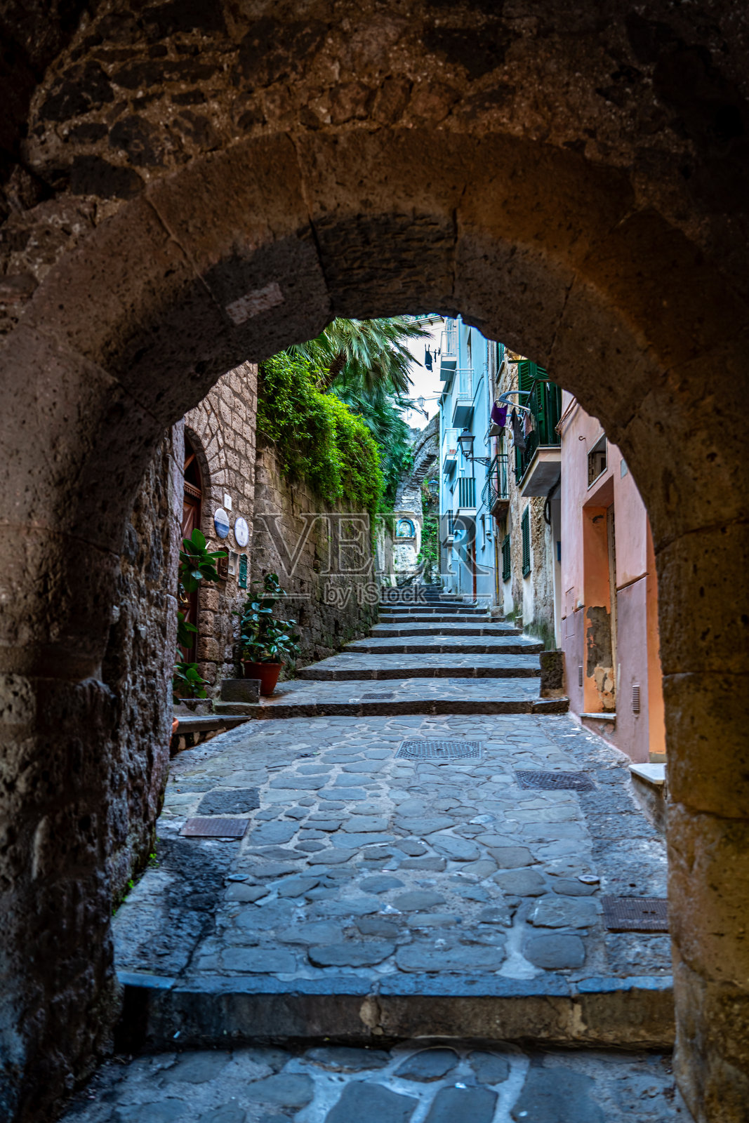 意大利索伦托，马里纳格兰德大道从莱昂内利海滩至索伦托海滩的街景照片摄影图片