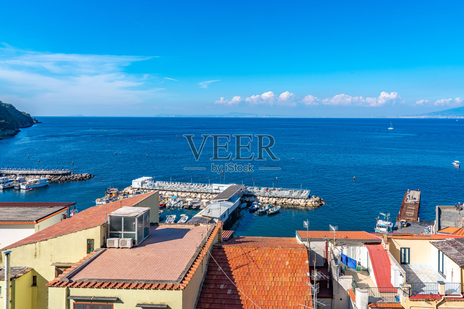 从莱昂内利海滩到索伦托海滩的滨海大道街景，意大利索伦托照片摄影图片