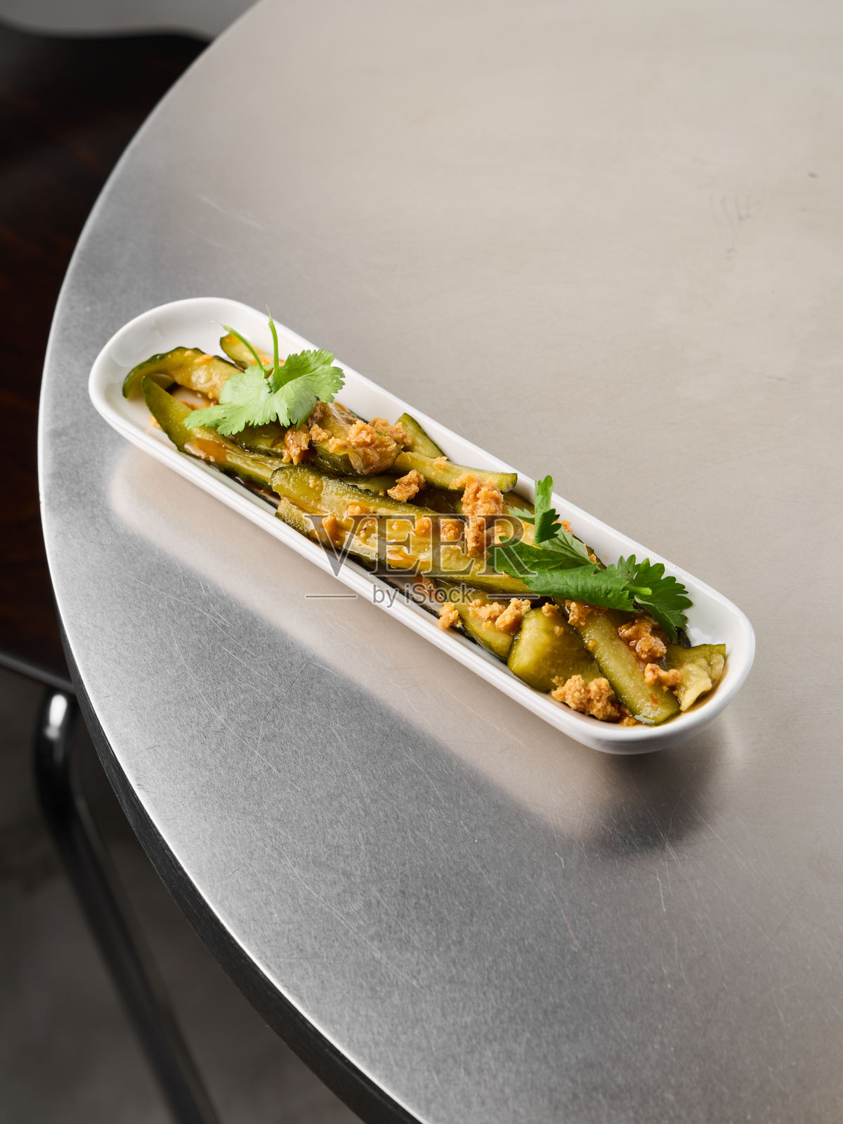 温暖的金属餐桌布置，展示着春季蔬菜菜肴照片摄影图片