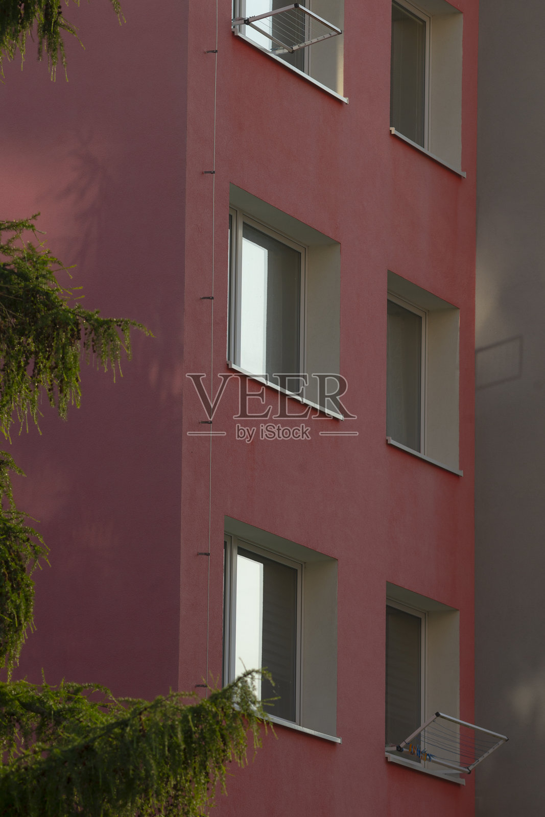 柔和的粉色外观，极简设计，营造宁静的居住氛围照片摄影图片