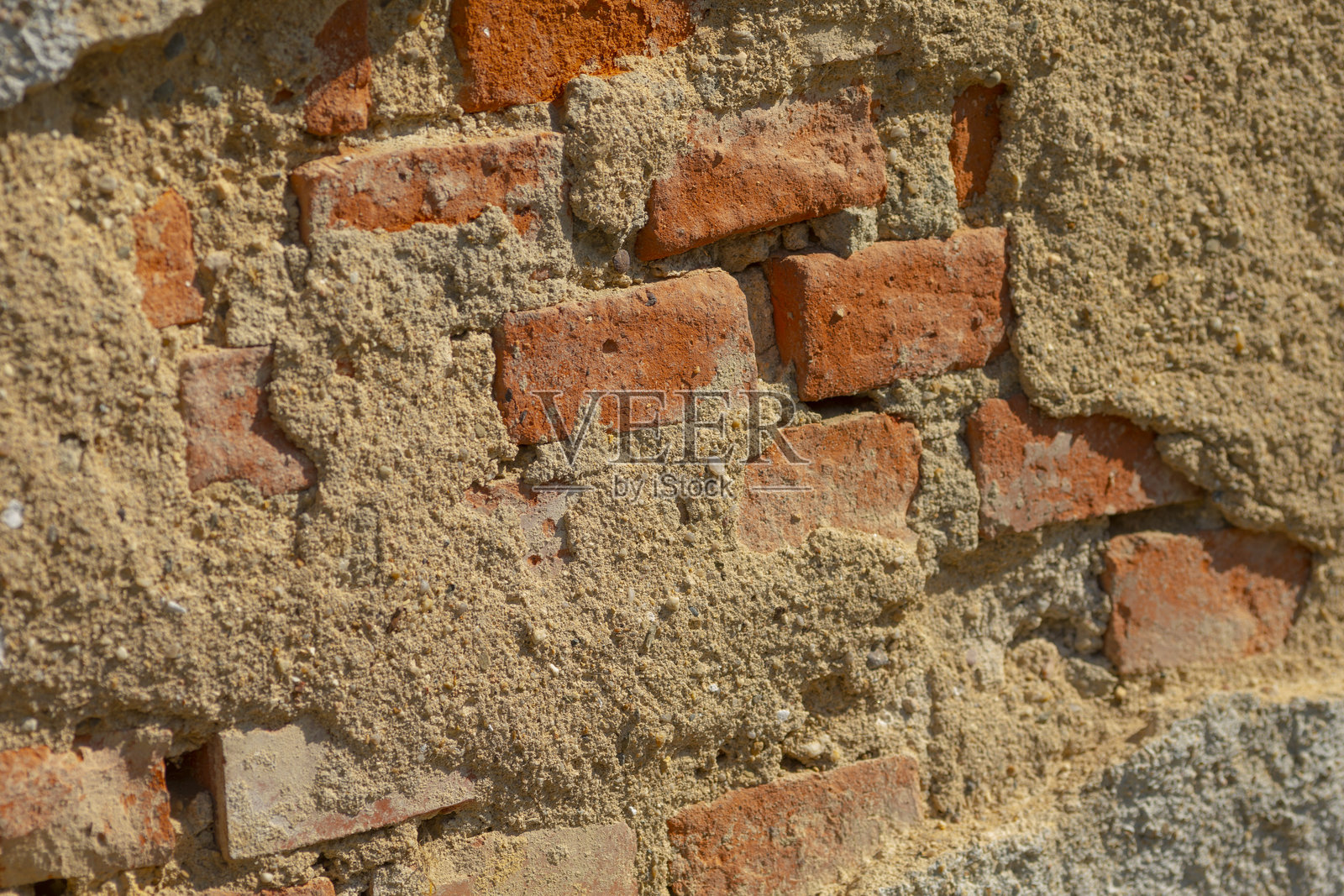 阳光照射下，纹理分明的风化砖块特写照片摄影图片
