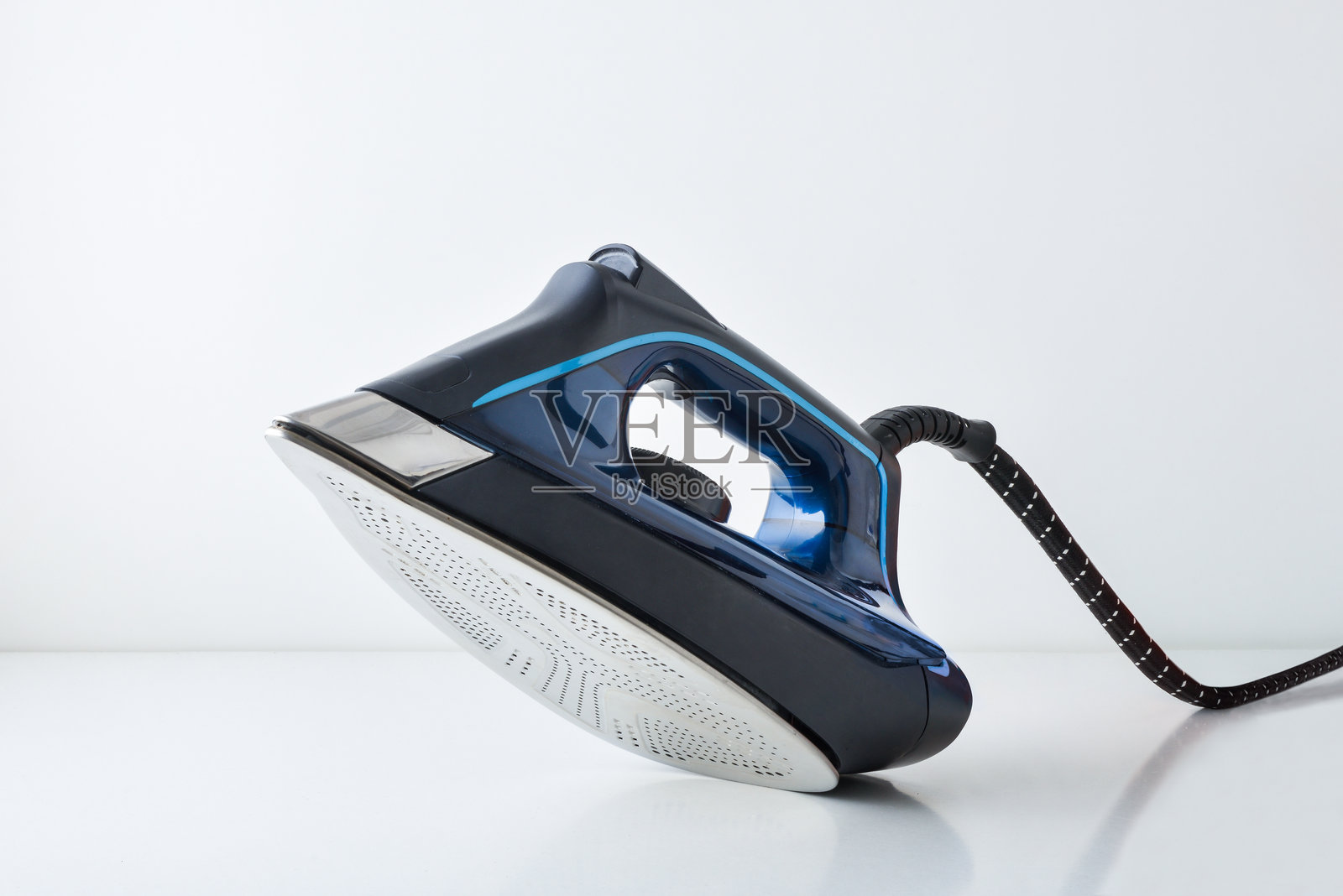 蒸汽熨斗的熨烫底板，带有蒸汽孔，在白色背景上孤立显示照片摄影图片