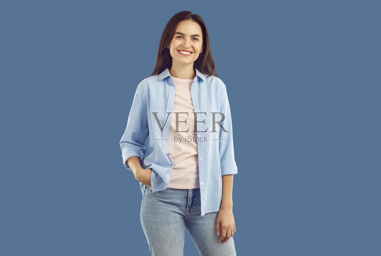 身穿休闲服的快乐女子肖像，独立于深蓝色背景照片摄影图片