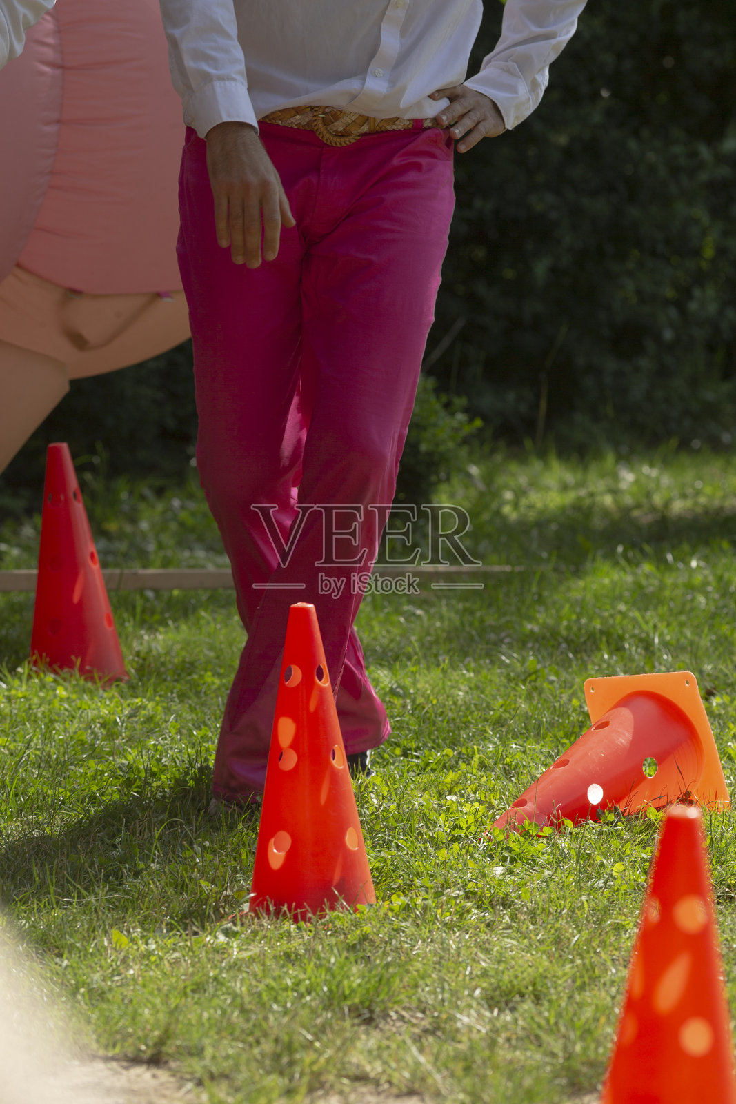 穿着粉色裤子的人正在熟练地在户外障碍物间穿行照片摄影图片