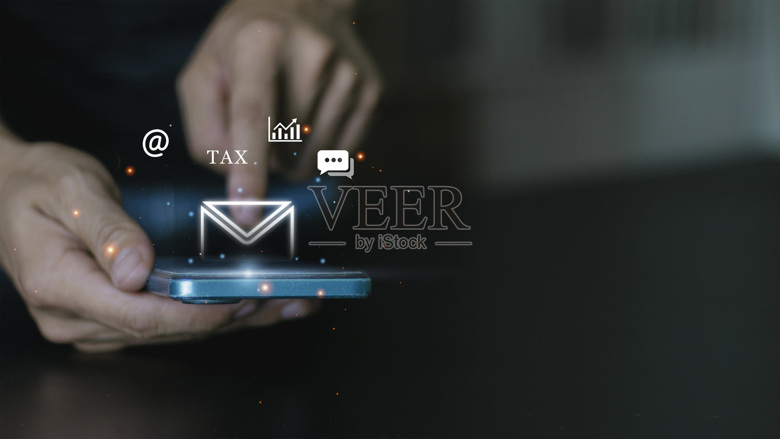 数字通知、税务、移动通信、金融科技提醒和安全的企业消息传递技术。一只手正在操作智能手机，手机上显示着带有税务和分析符号的电子邮件图标。照片摄影图片