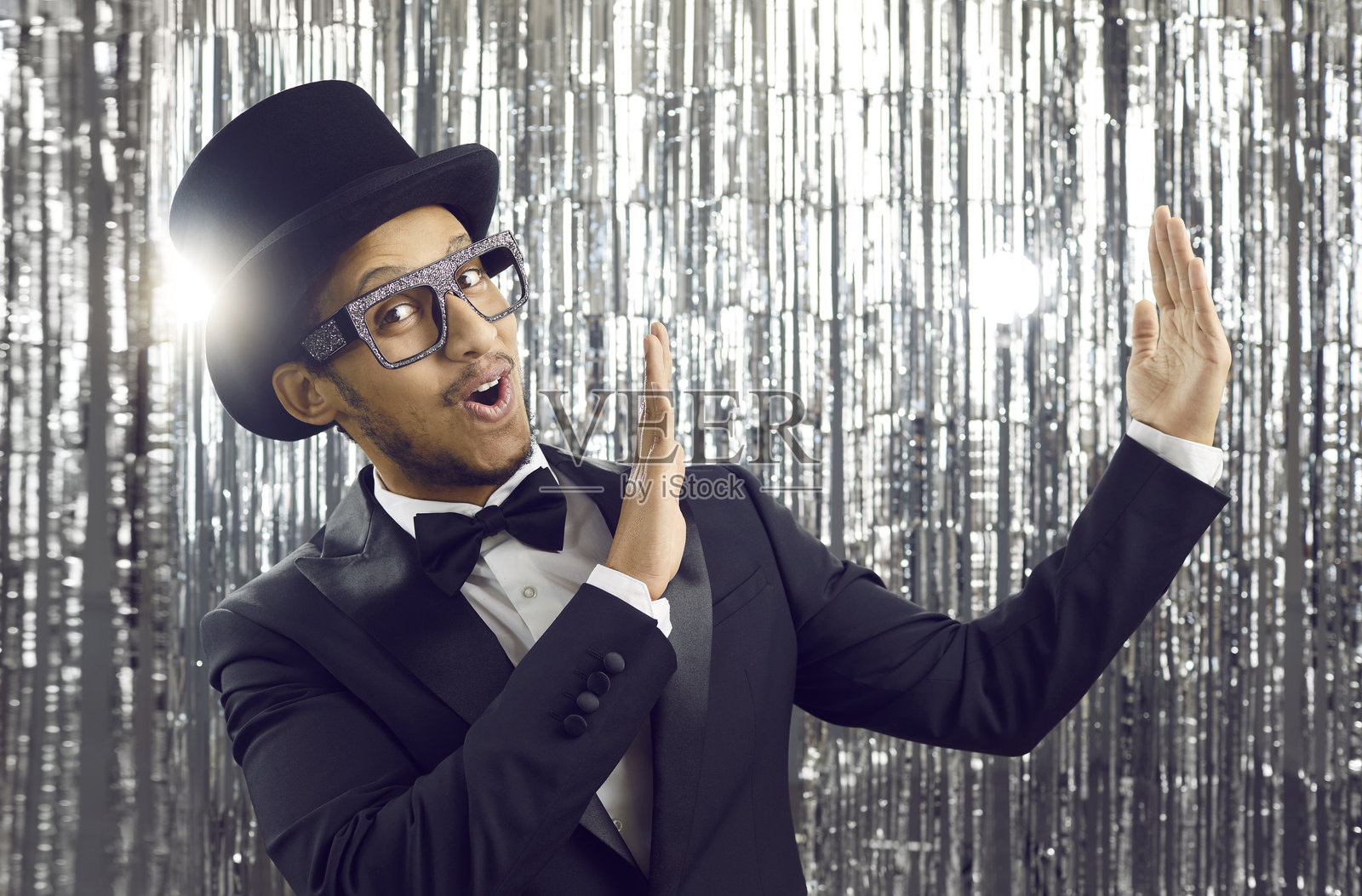 微笑的非裔美国魔术师在变魔术照片摄影图片