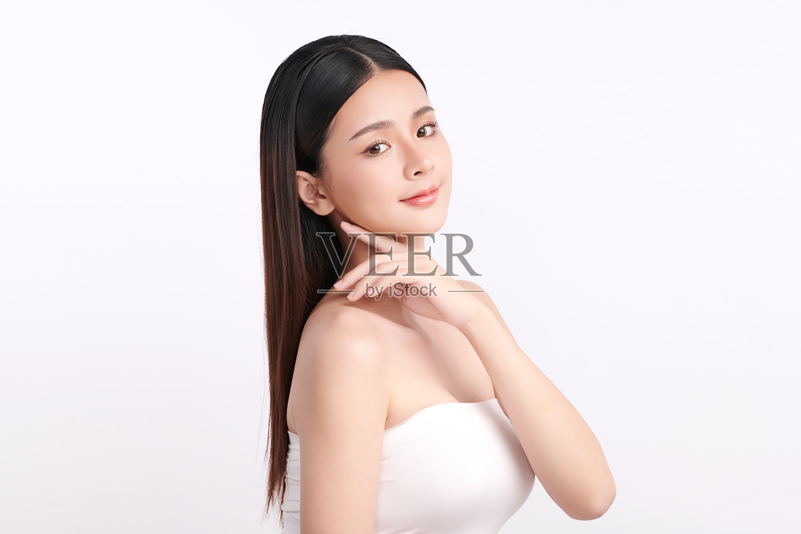 一位拥有洁净、清新肌肤的年轻亚洲女性，背景为白色。护肤、面部护理、美容学、美妆与水疗。一位亚洲女性的优雅肖像。照片摄影图片