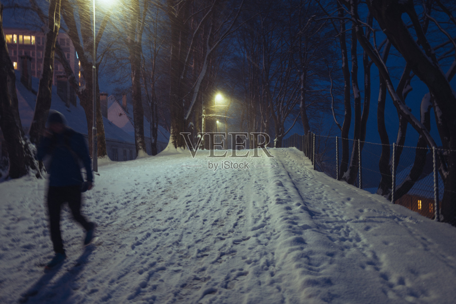 夜晚的雪中小径照片摄影图片