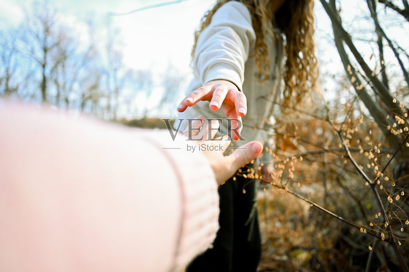 一个人在户外向另一个人伸出手提供帮助照片摄影图片