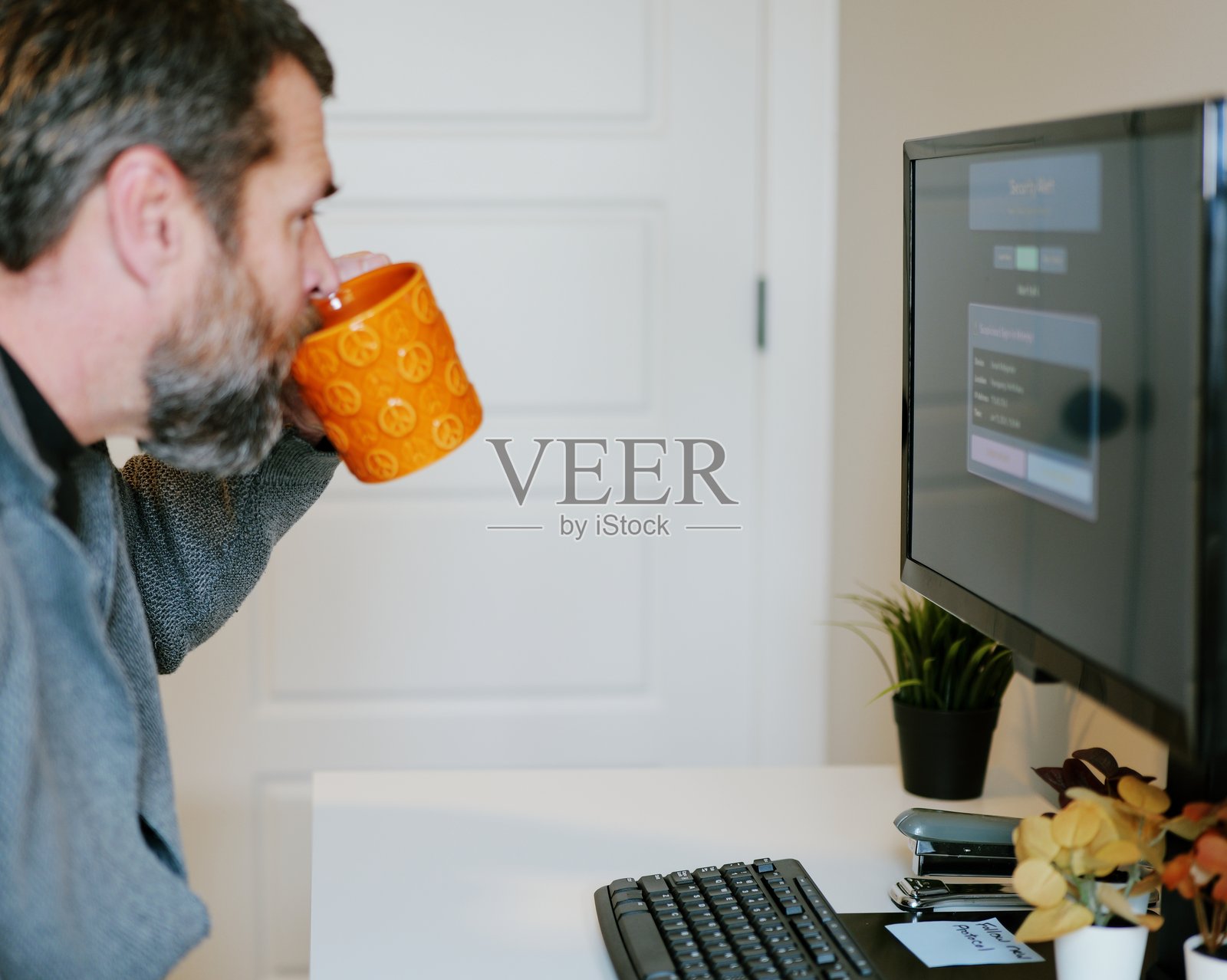 男子收到大量物联网智能家居安全警报照片摄影图片