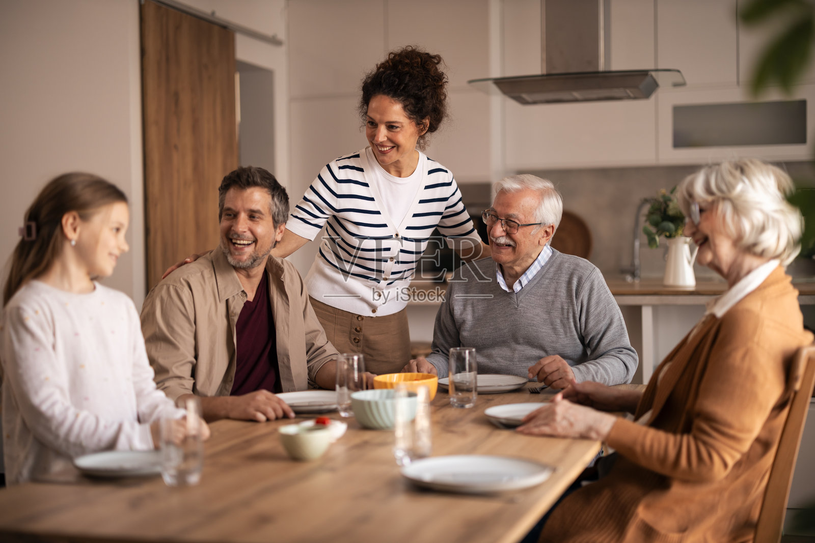 多代同堂的家庭在家中享用欢乐的餐点照片摄影图片