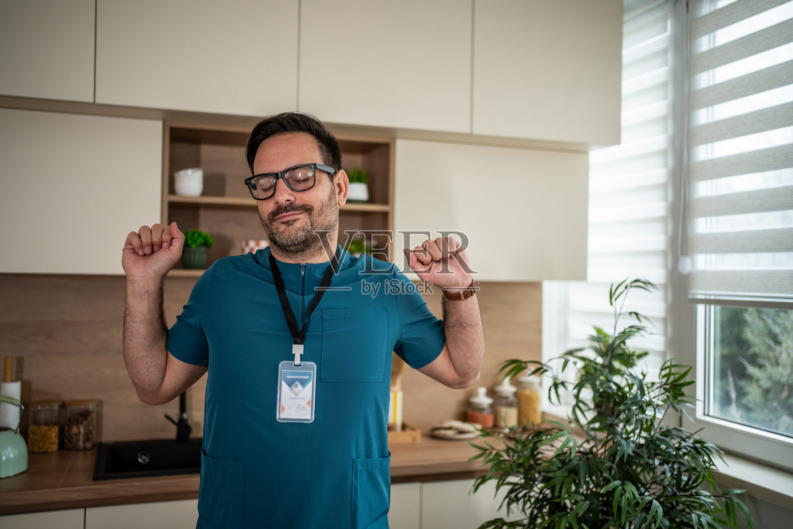 医护人员在家中厨房伸展身体照片摄影图片