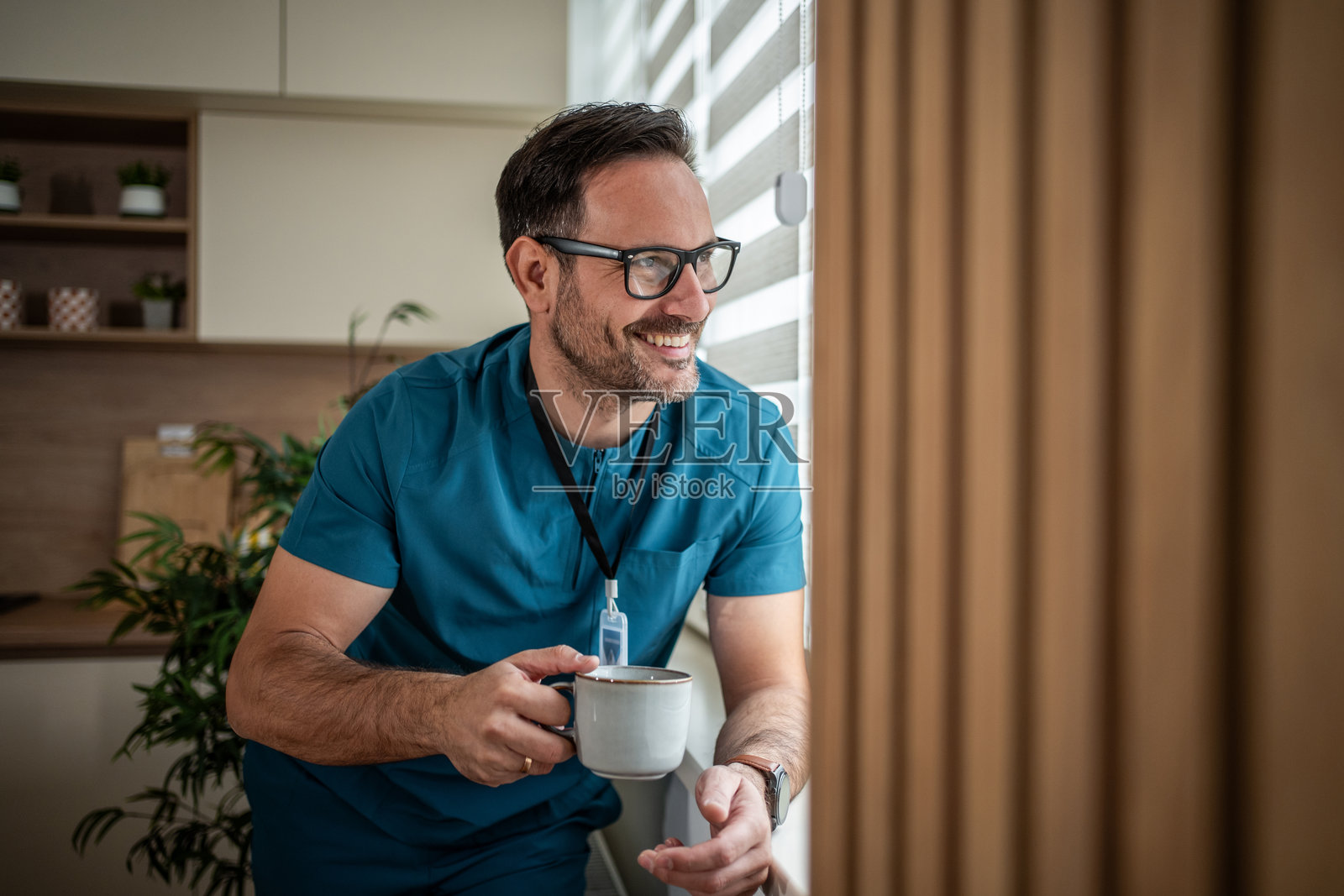 医护人员在窗边享受咖啡休息时间照片摄影图片