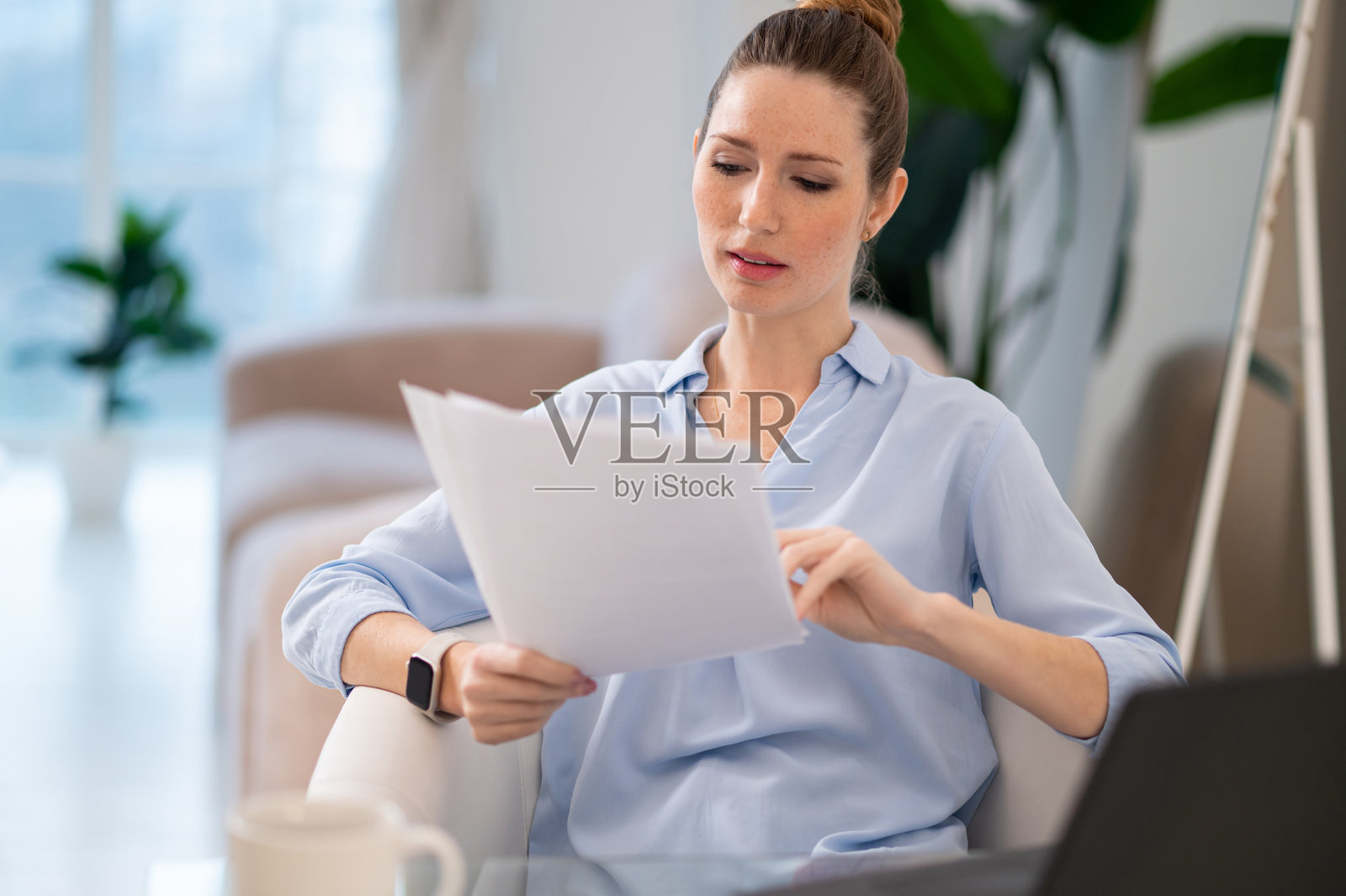 年轻的职业人士自信地处理文件照片摄影图片