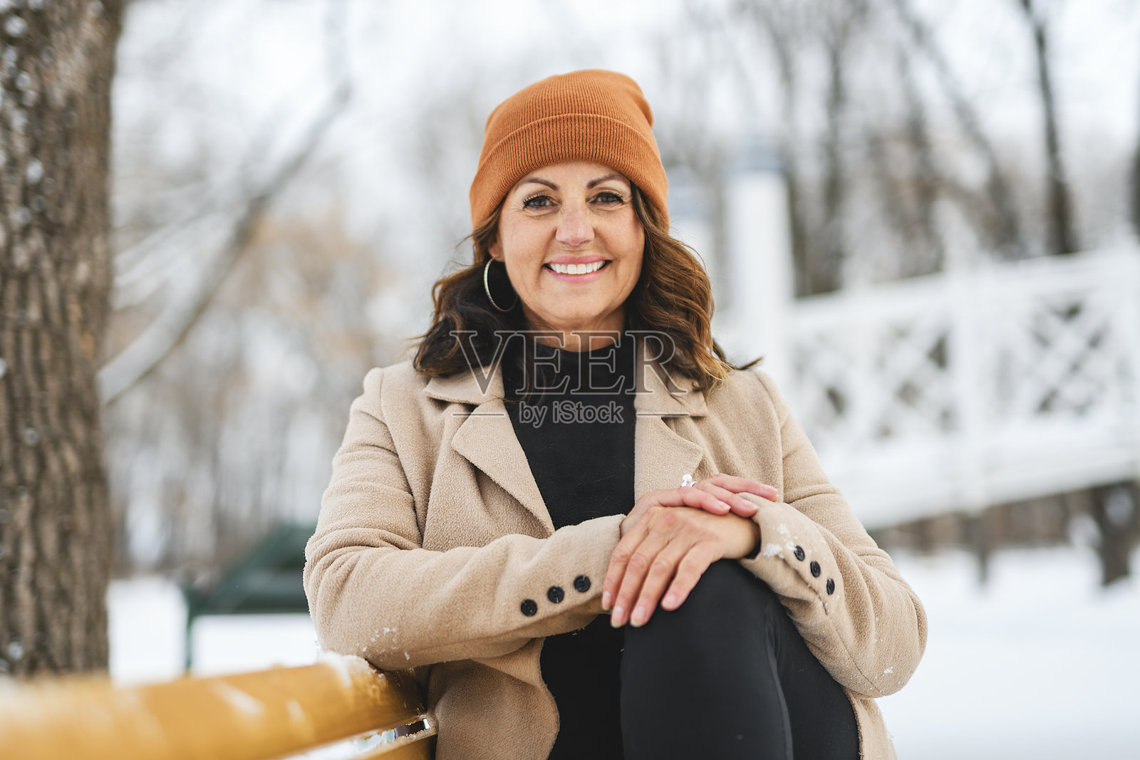 冬日公园里成熟的女性的肖像照片摄影图片