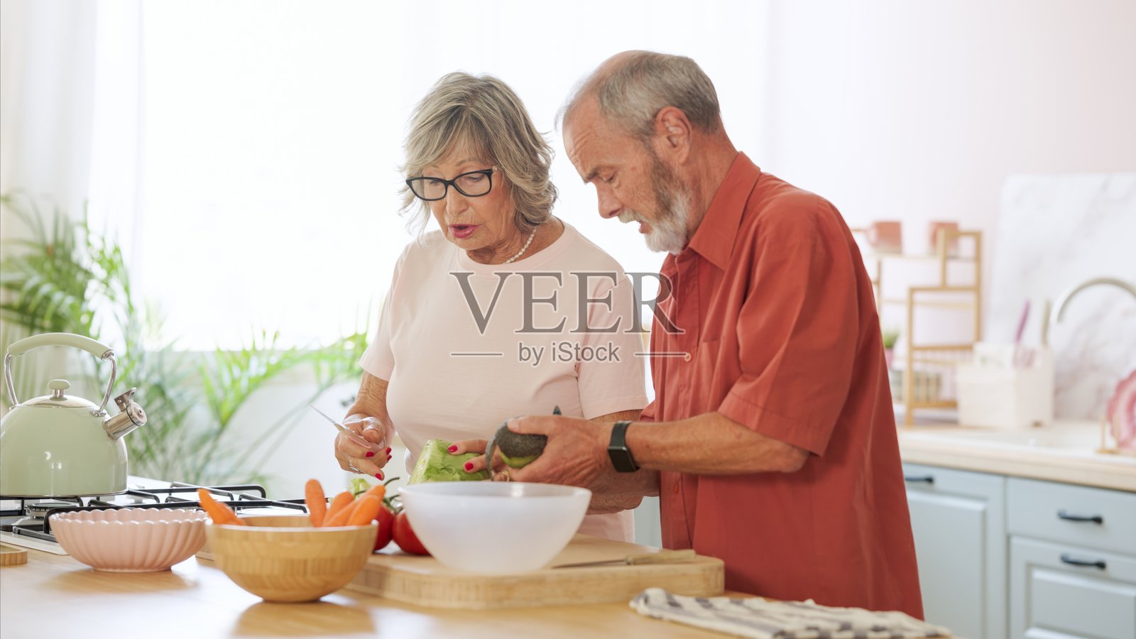 老年夫妇在厨房准备沙拉：提倡健康的生活方式照片摄影图片