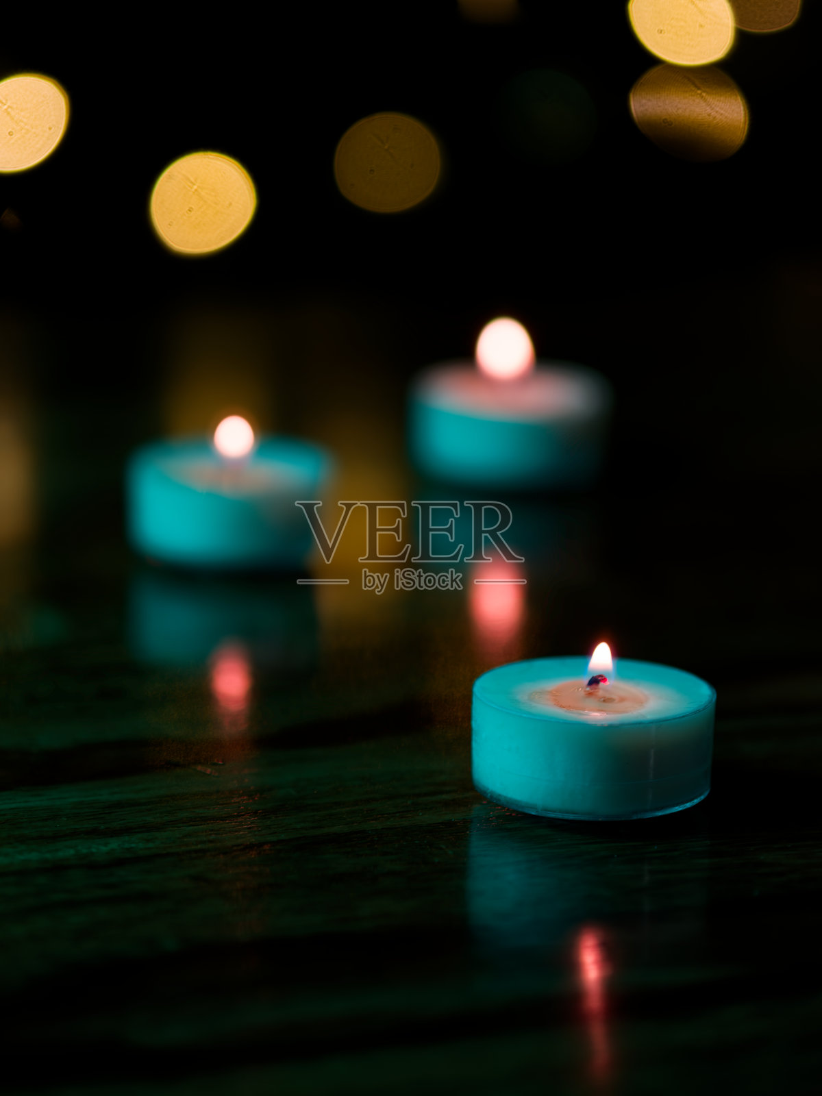 模糊背景下的烛光照片摄影图片