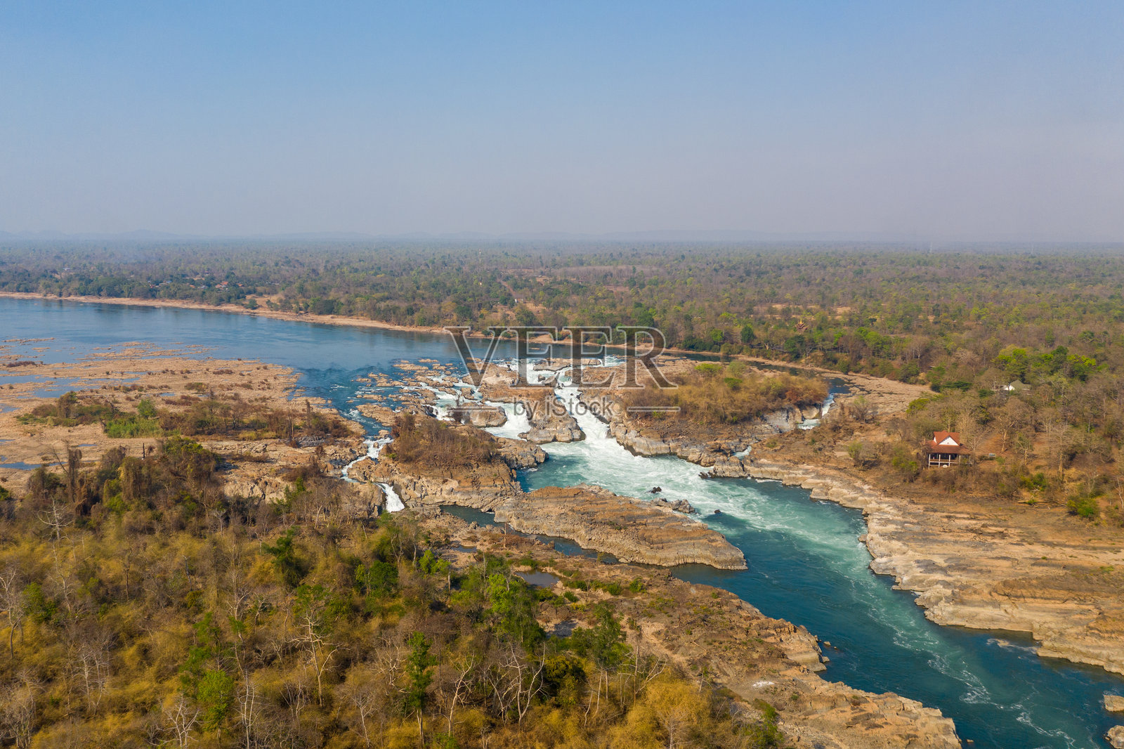 老挝孔恩瀑布的宽阔河流景观照片摄影图片